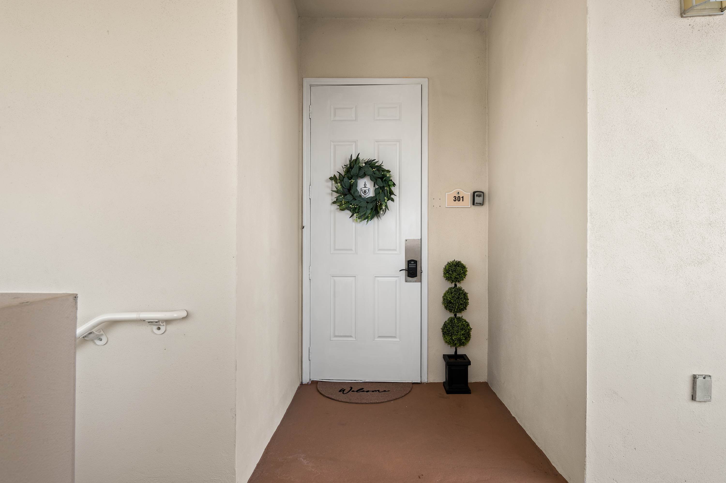 Condo w/ golf course view & balcony