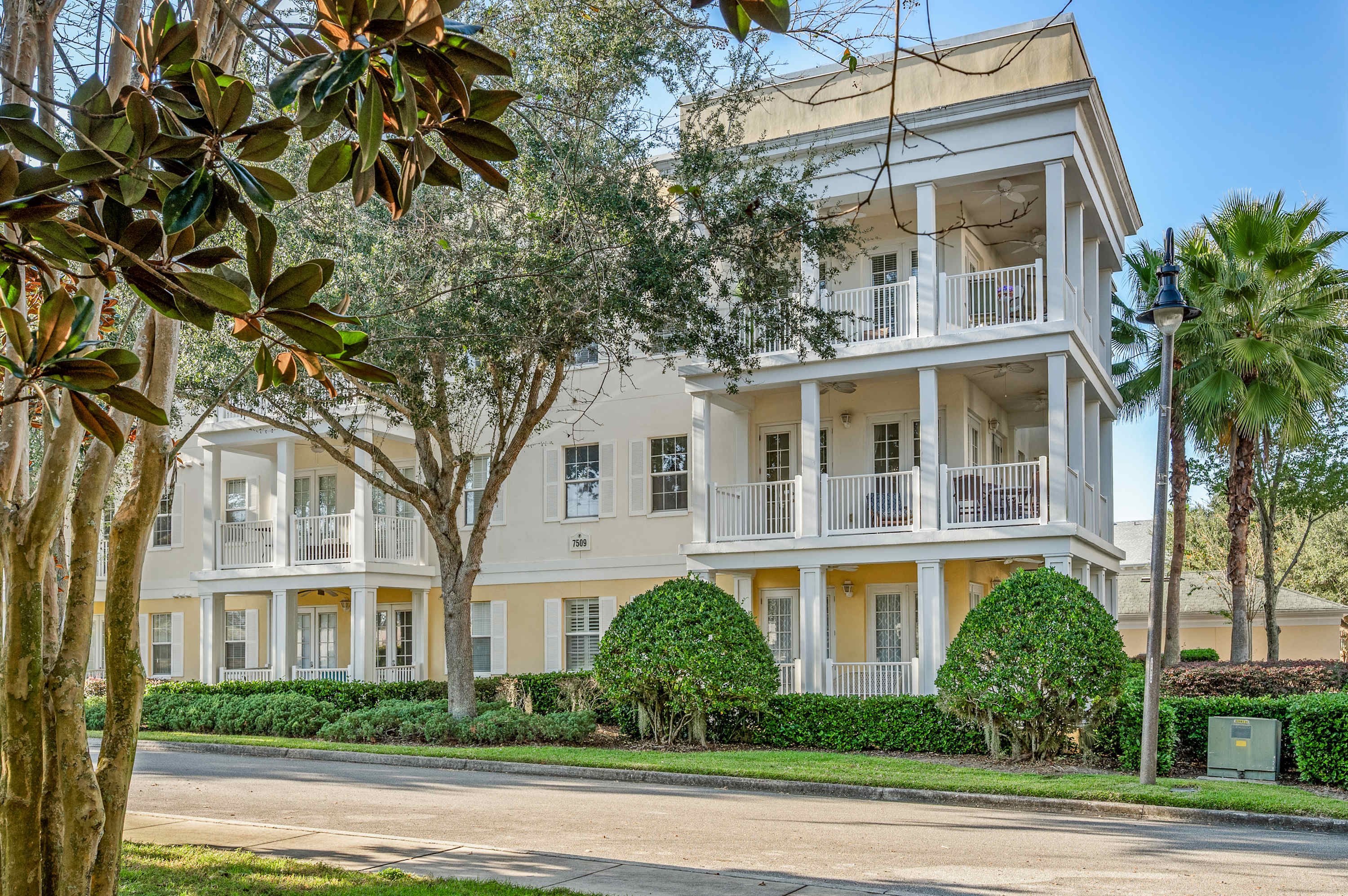 Condo w/ golf course view & balcony