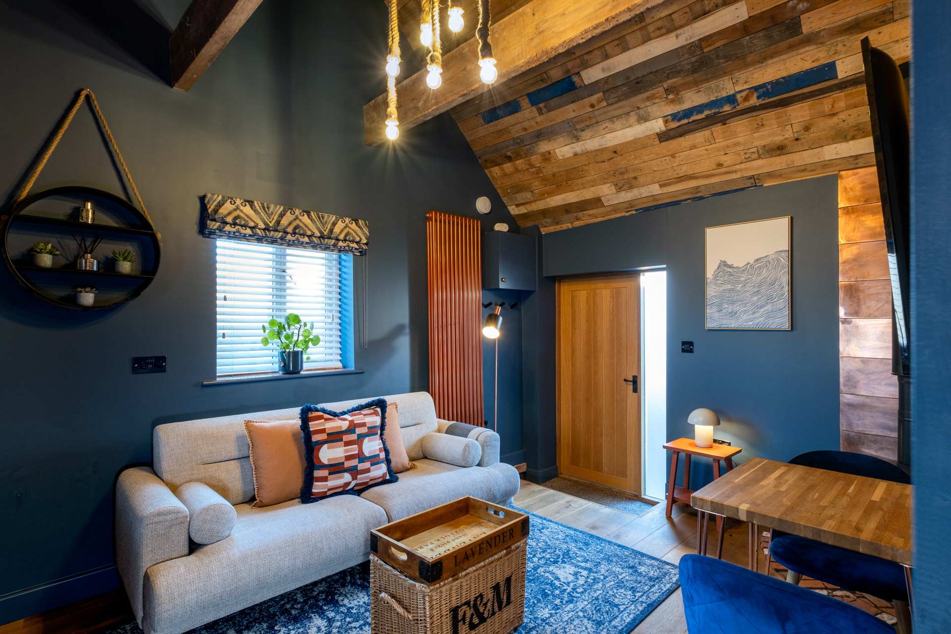 The Side Saddle Hideaway with Woodfired Hot Tub — Twyford, England — vacation rental
