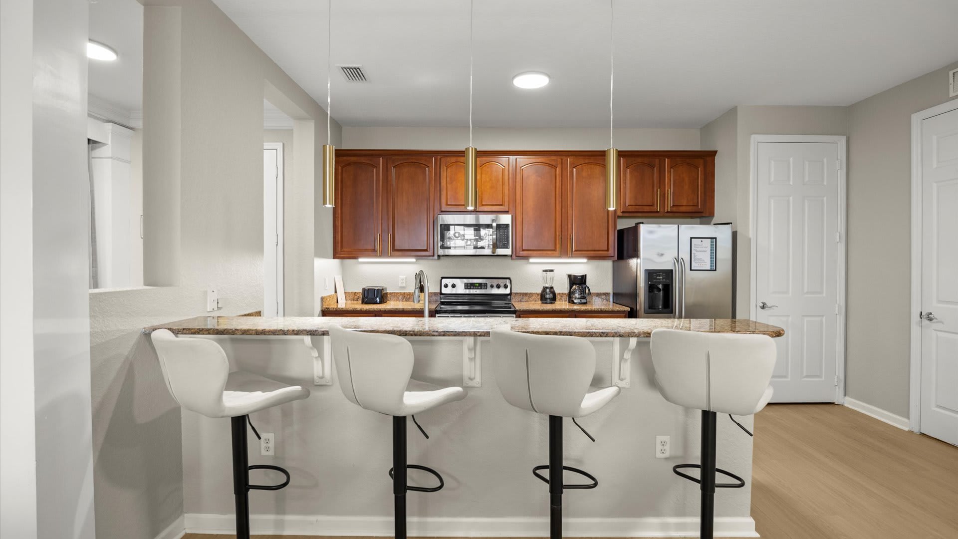 Breakfast Bar Seating – Enjoy casual meals at the four-stool breakfast bar.