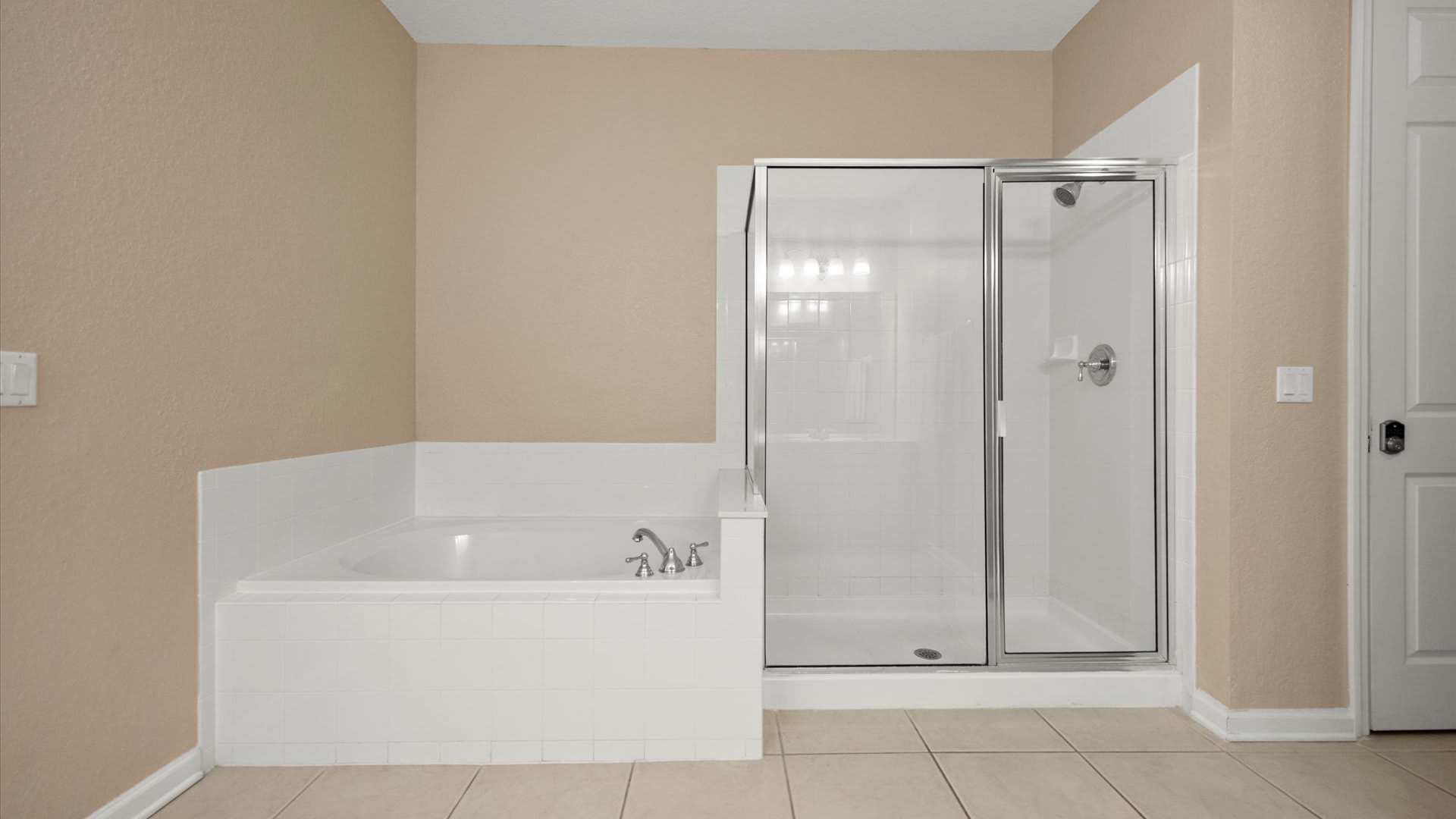 Spacious Bathroom Suite – Dual sinks, large counters, and a full shower/tub combo.