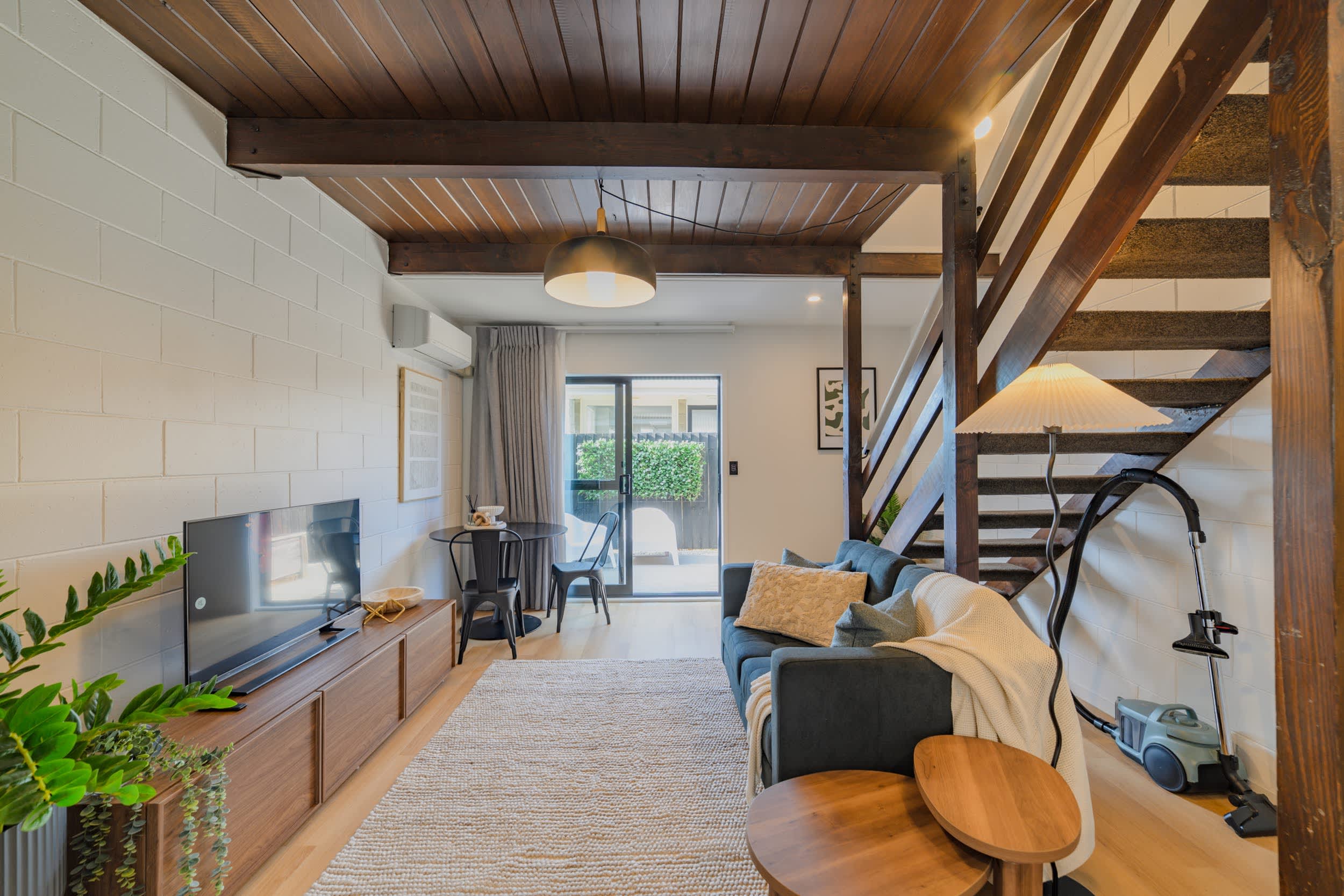 Sherborne Courtyard Retreat –1br with Parking