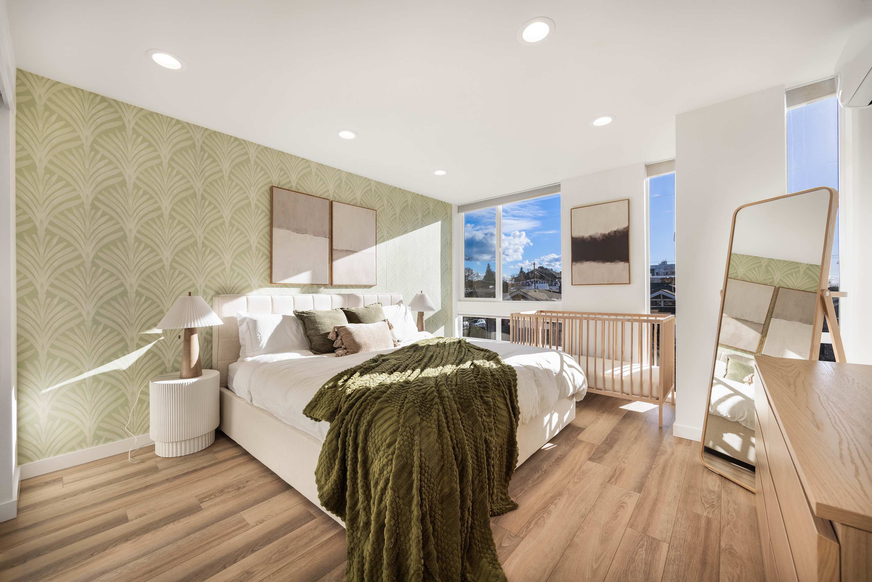 2022 Modern 3BR, Tesla Charger, City Views
