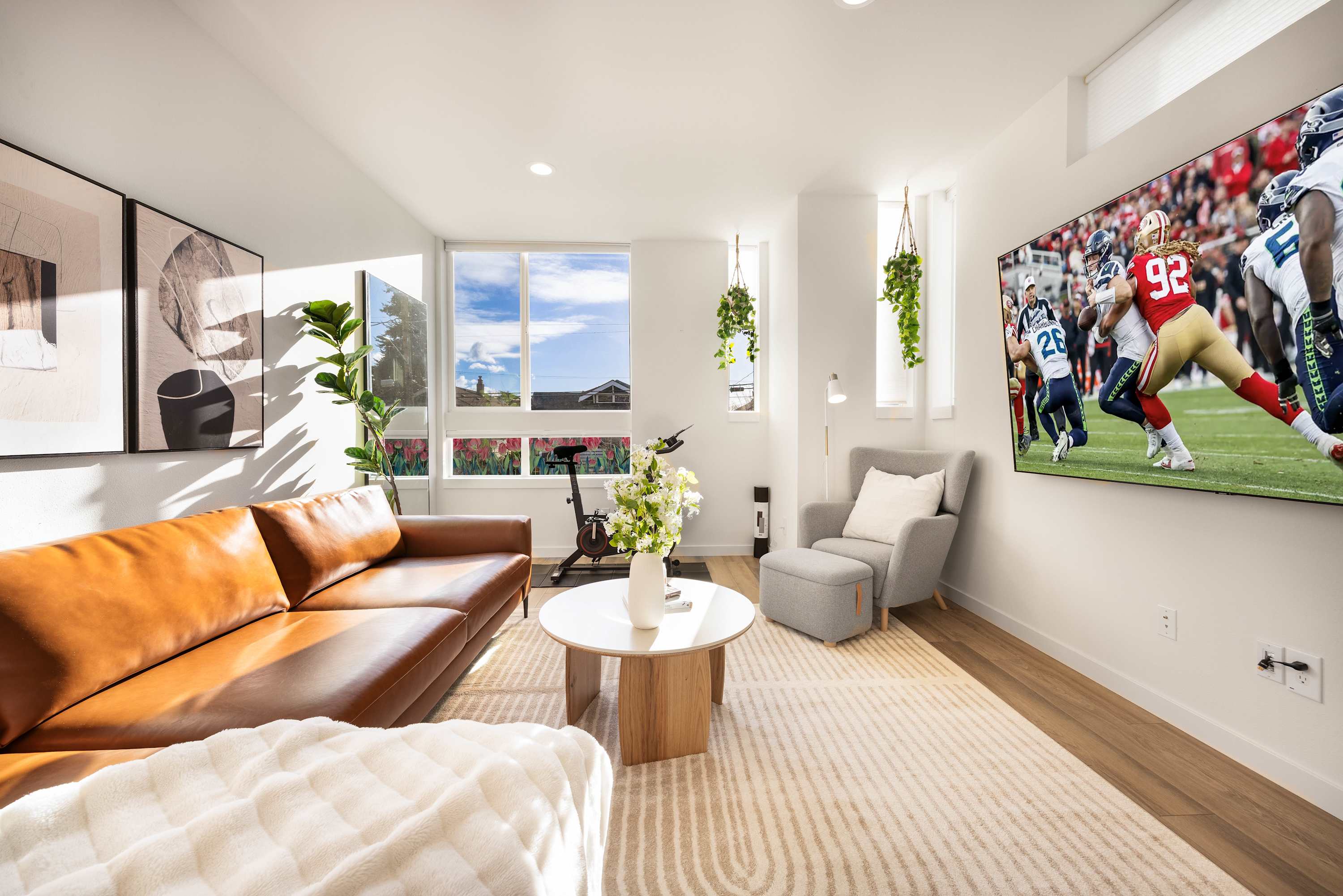 2022 Modern 3BR, Tesla Charger, City Views