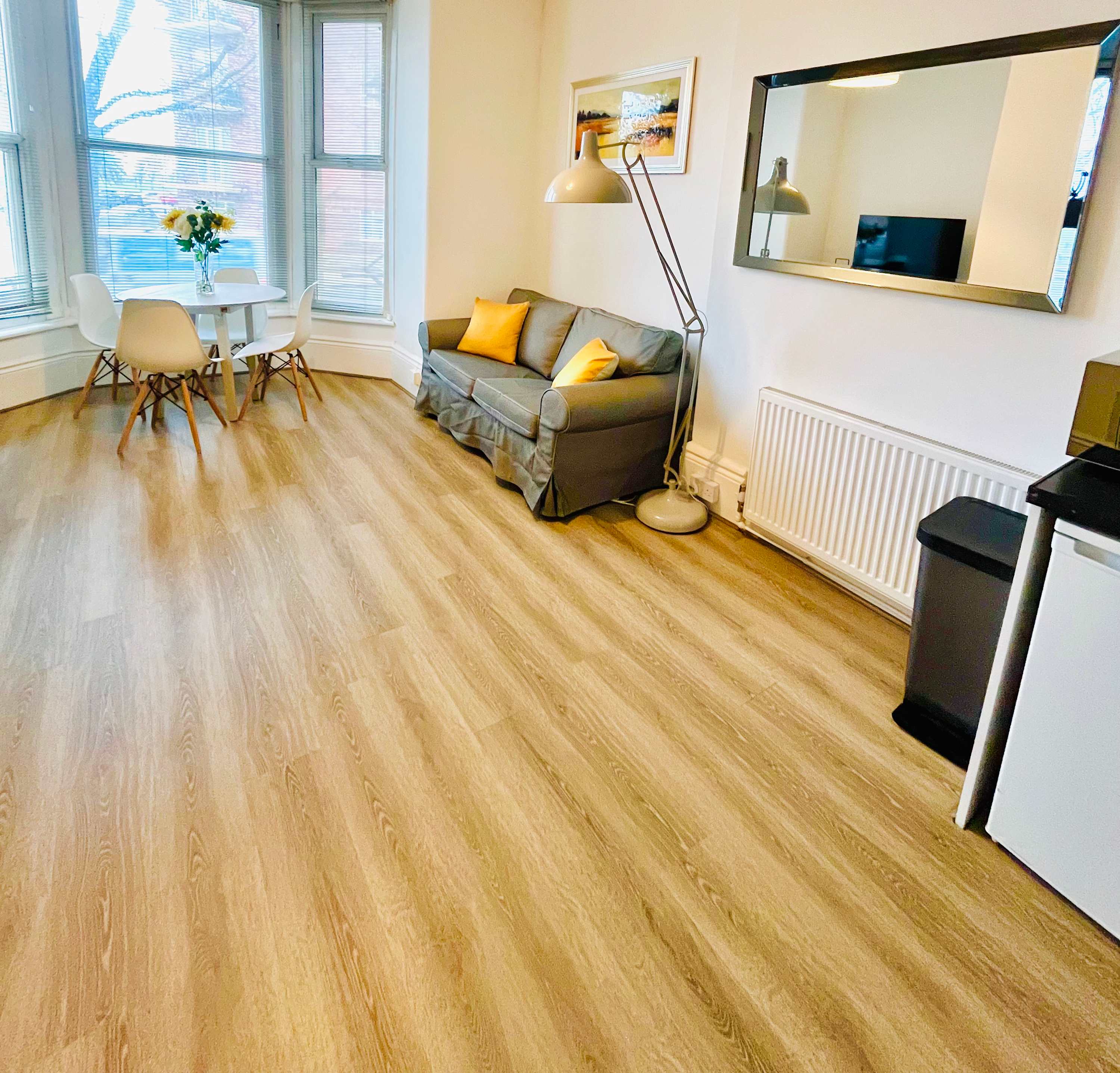 View Southsea Apartment: Close to Beach & Amenities in Palmerston Road 111 PO5 3PS Southsea Apartment: Close to Beach & Amenities in Palmerston Road 111 PO5 3PS - Property image 13 - VivreStays