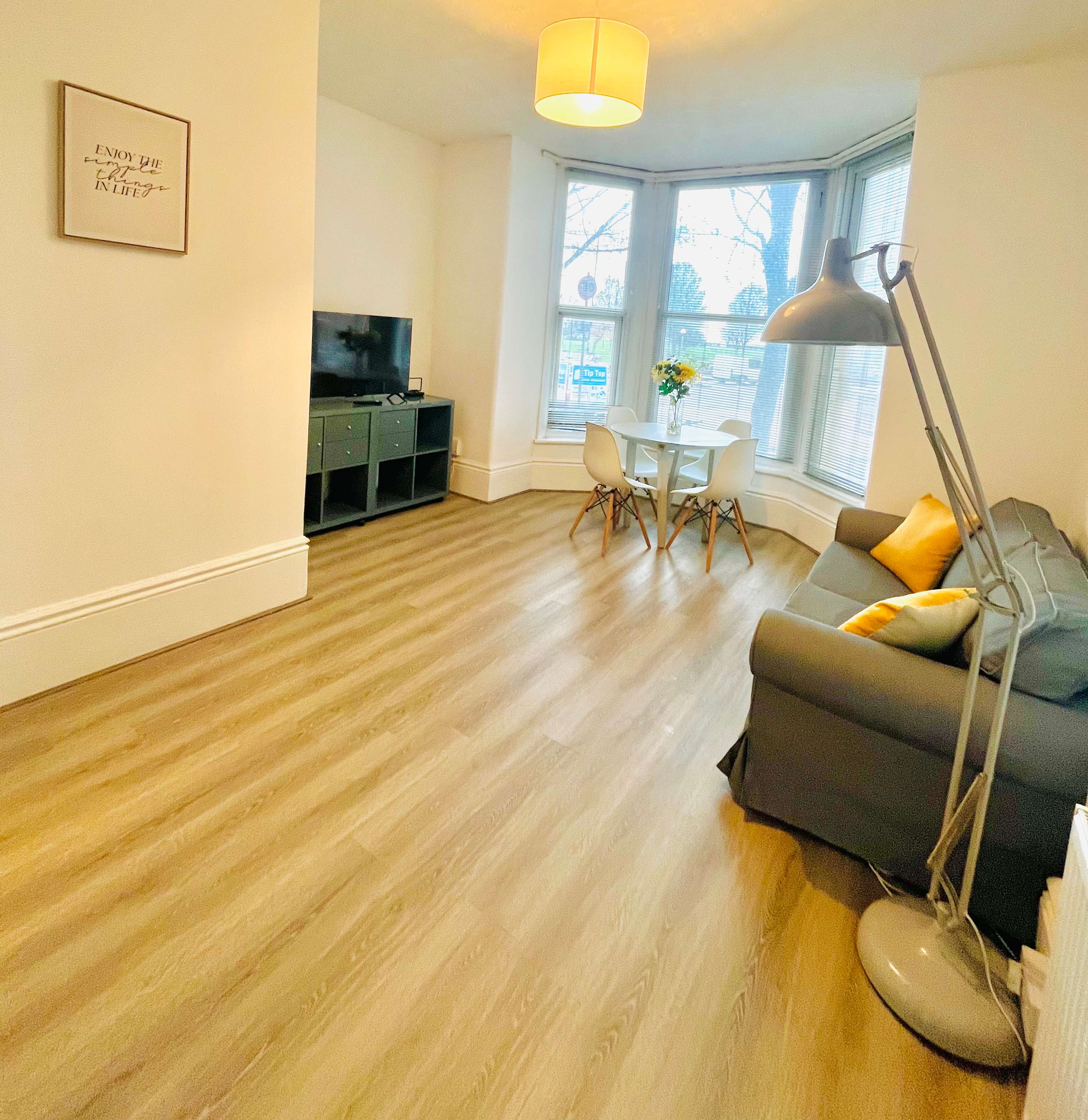 View Southsea Apartment: Close to Beach & Amenities in Palmerston Road 111 PO5 3PS Southsea Apartment: Close to Beach & Amenities in Palmerston Road 111 PO5 3PS - Property image 12 - VivreStays