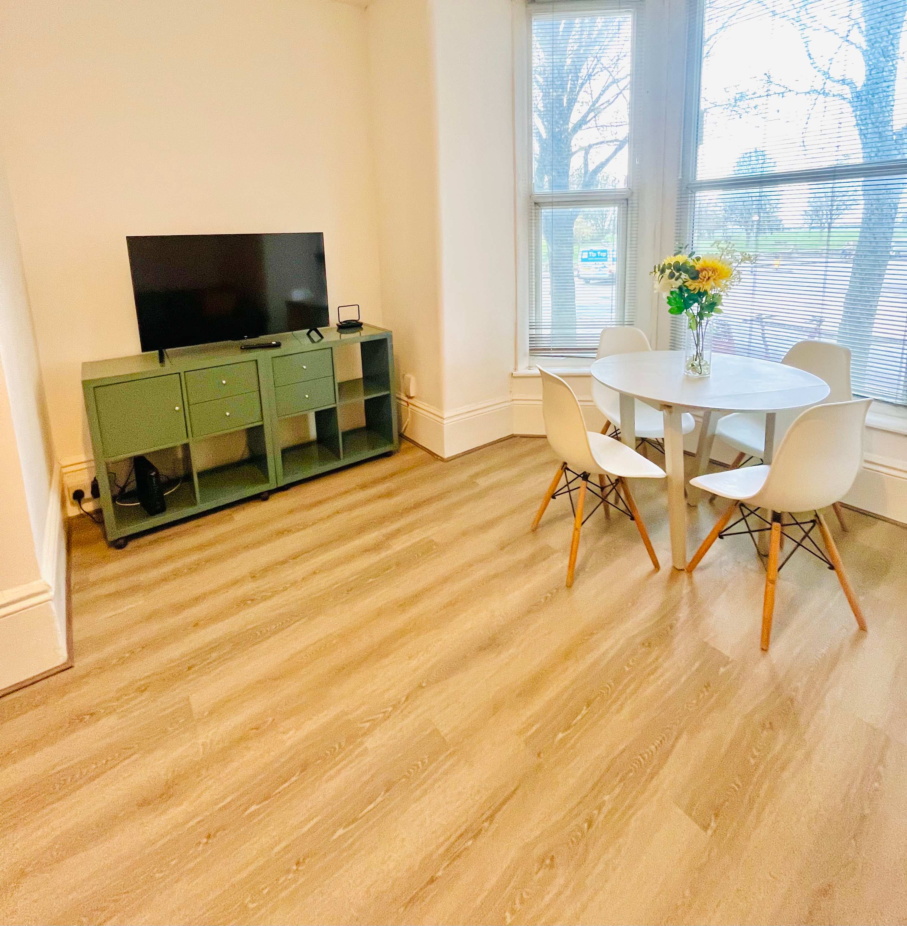 View Southsea Apartment: Close to Beach & Amenities in Palmerston Road 111 PO5 3PS Southsea Apartment: Close to Beach & Amenities in Palmerston Road 111 PO5 3PS - Property image 25 - VivreStays