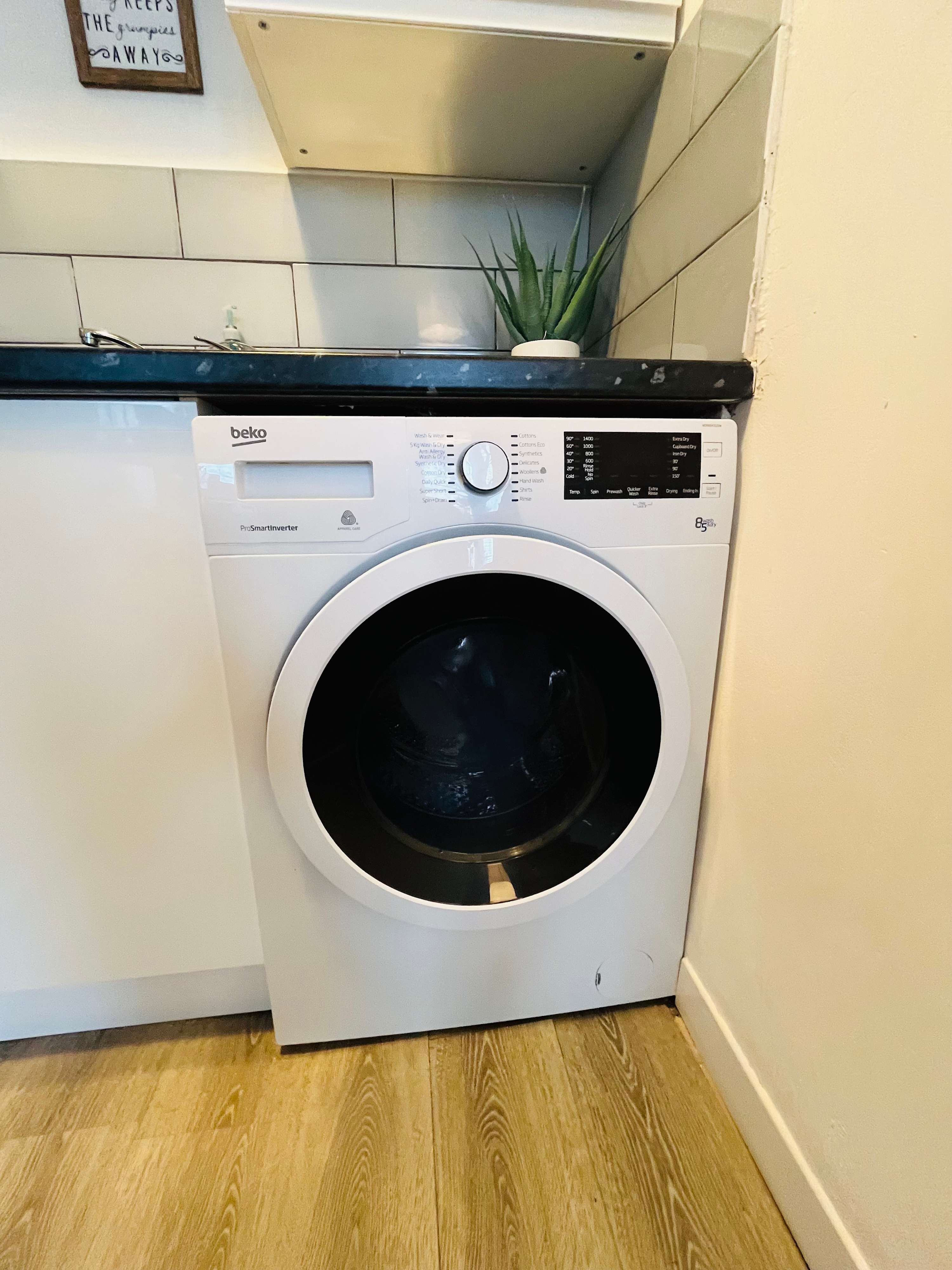 View Southsea Apartment: Close to Beach & Amenities in Palmerston Road 111 PO5 3PS Southsea Apartment: Close to Beach & Amenities in Palmerston Road 111 PO5 3PS - Property image 22 - VivreStays