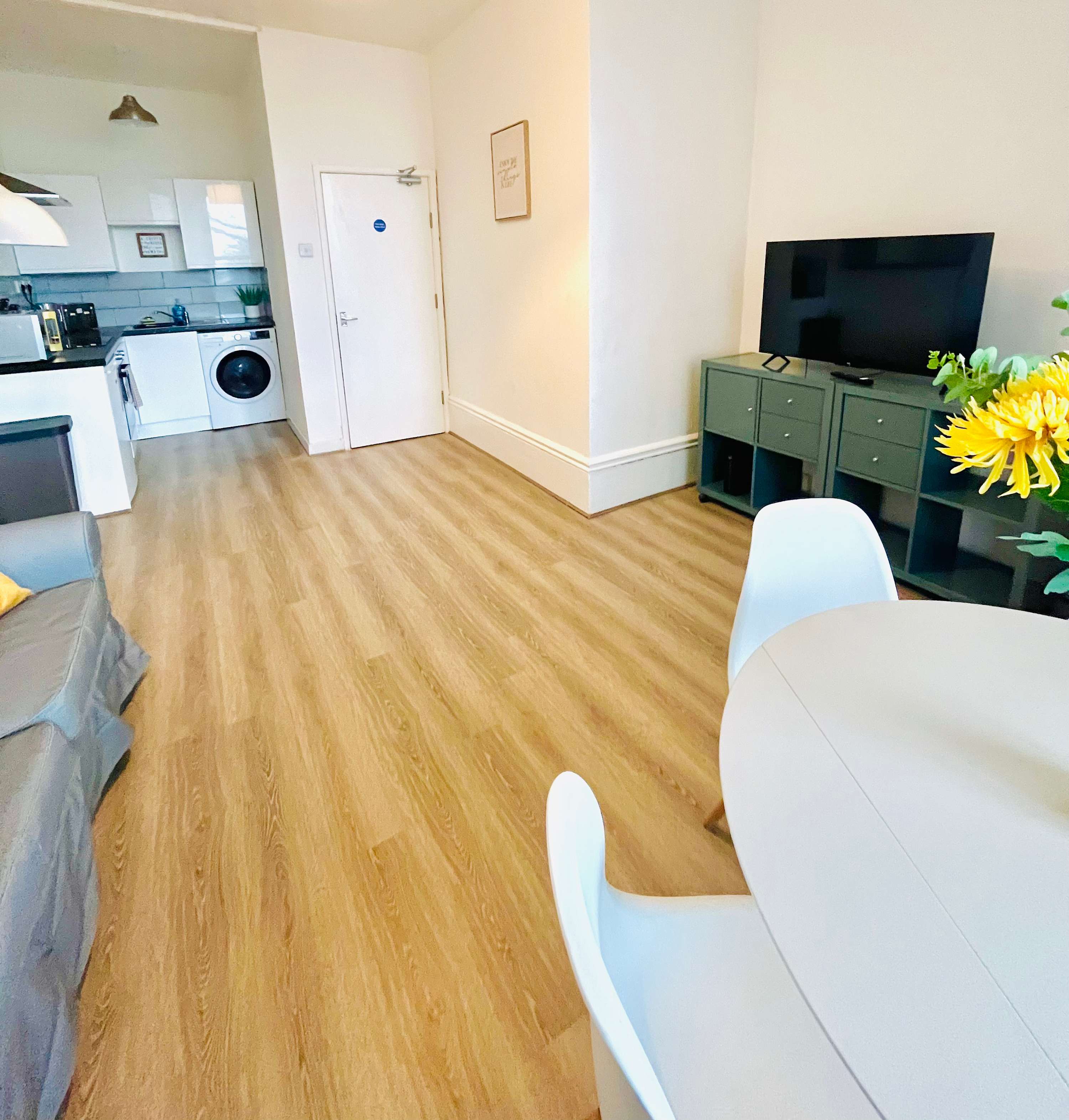View Southsea Apartment: Close to Beach & Amenities in Palmerston Road 111 PO5 3PS Southsea Apartment: Close to Beach & Amenities in Palmerston Road 111 PO5 3PS - Property image 23 - VivreStays