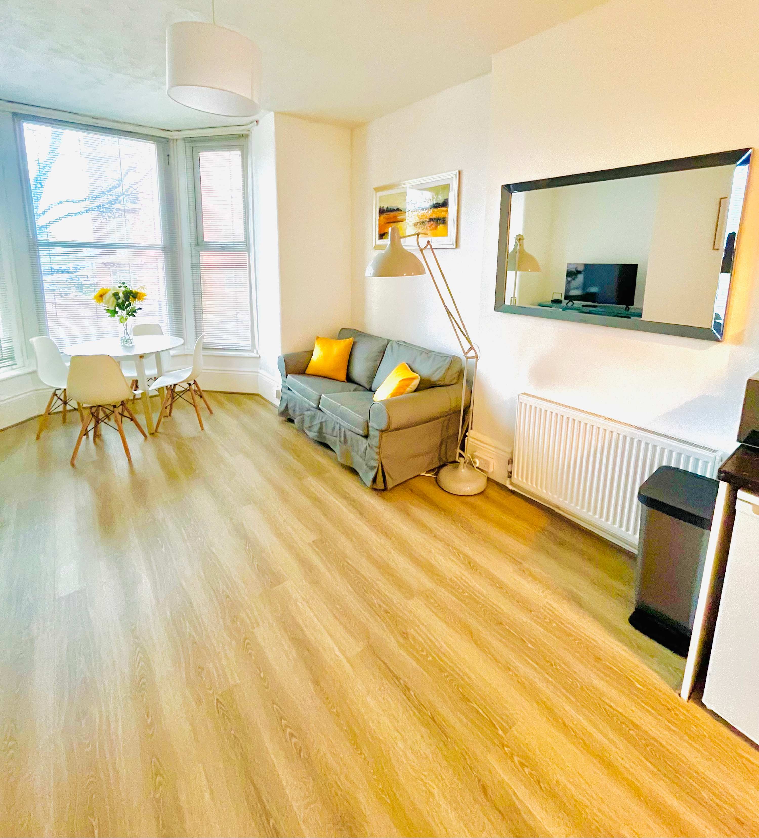 View Southsea Apartment: Close to Beach & Amenities in Palmerston Road 111 PO5 3PS Southsea Apartment: Close to Beach & Amenities in Palmerston Road 111 PO5 3PS - Property image 9 - VivreStays