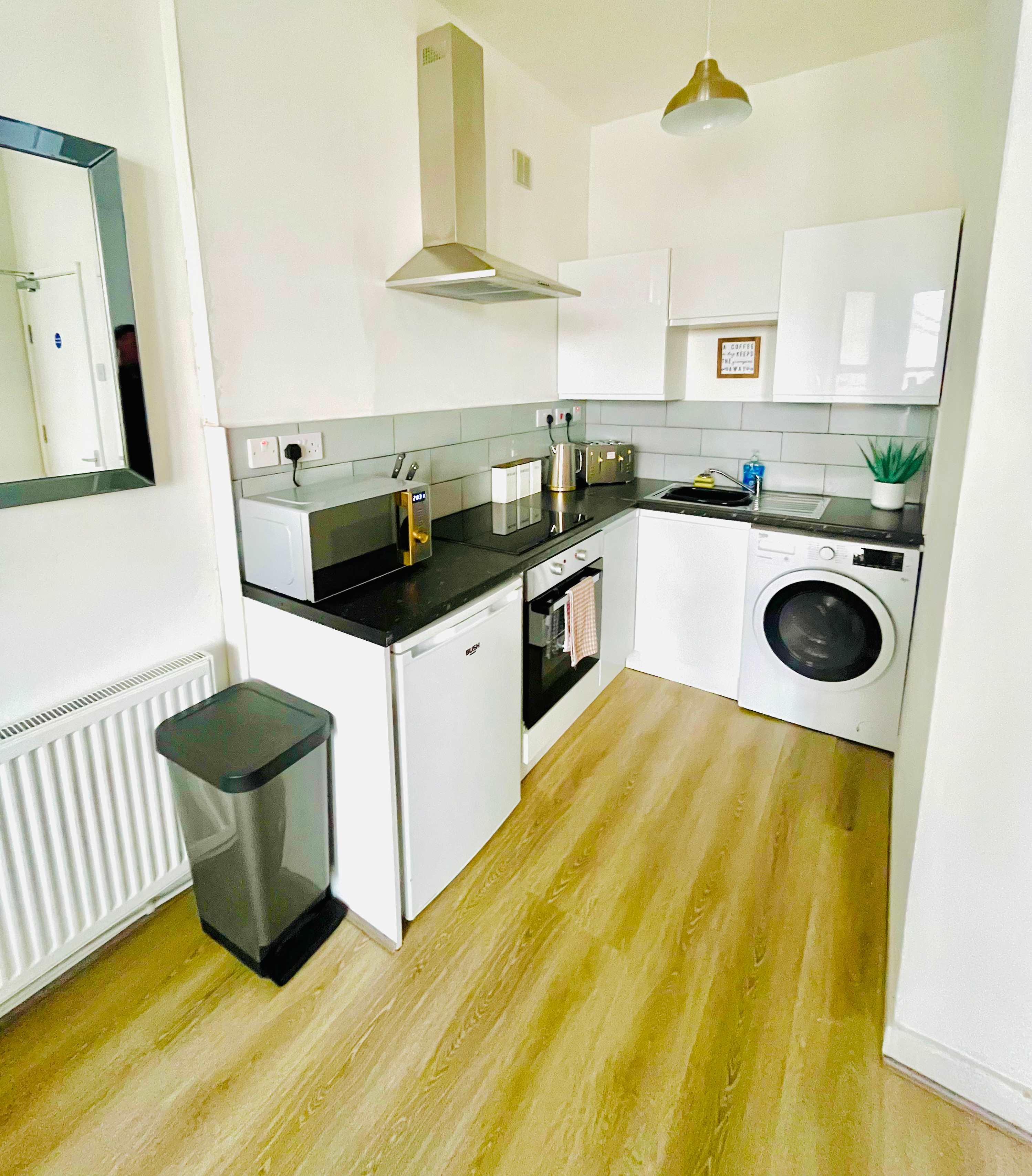 View Southsea Apartment: Close to Beach & Amenities in Palmerston Road 111 PO5 3PS Southsea Apartment: Close to Beach & Amenities in Palmerston Road 111 PO5 3PS - Property image 18 - VivreStays