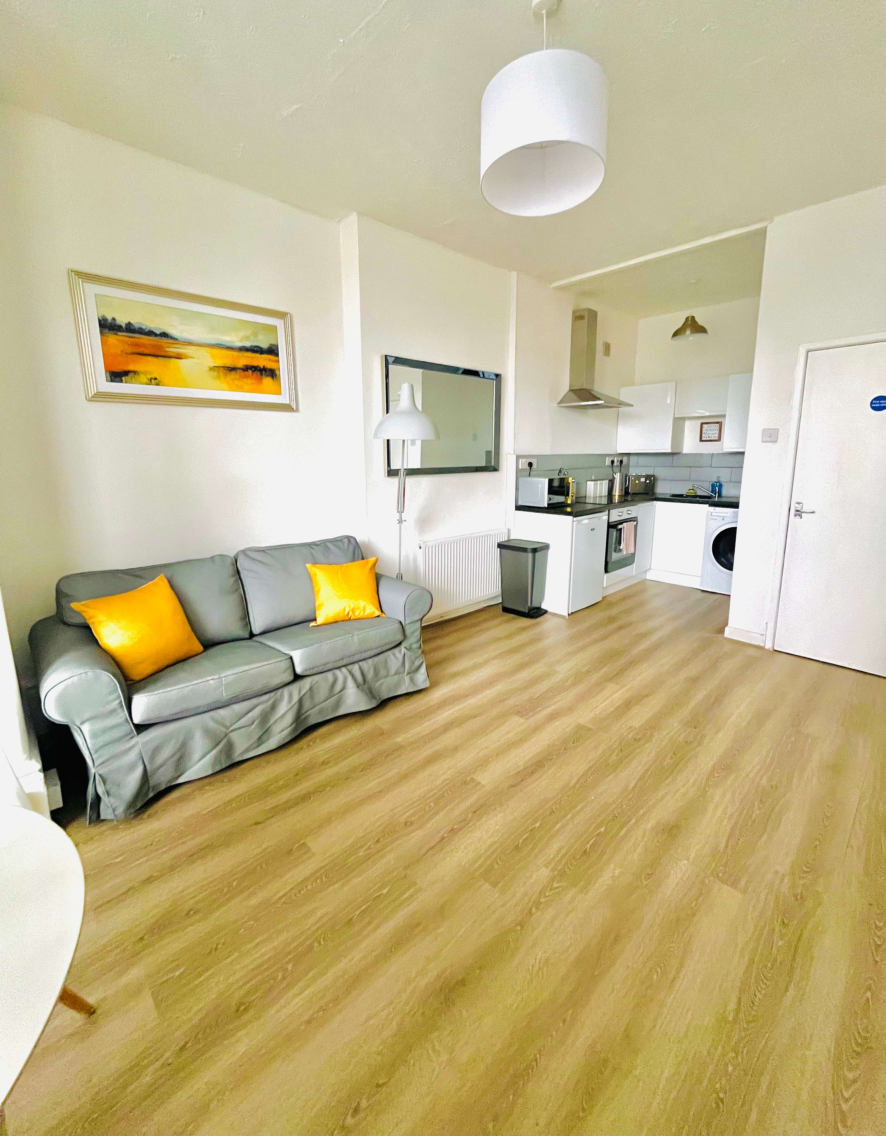 View Southsea Apartment: Close to Beach & Amenities in Palmerston Road 111 PO5 3PS Southsea Apartment: Close to Beach & Amenities in Palmerston Road 111 PO5 3PS - Property image 30 - VivreStays