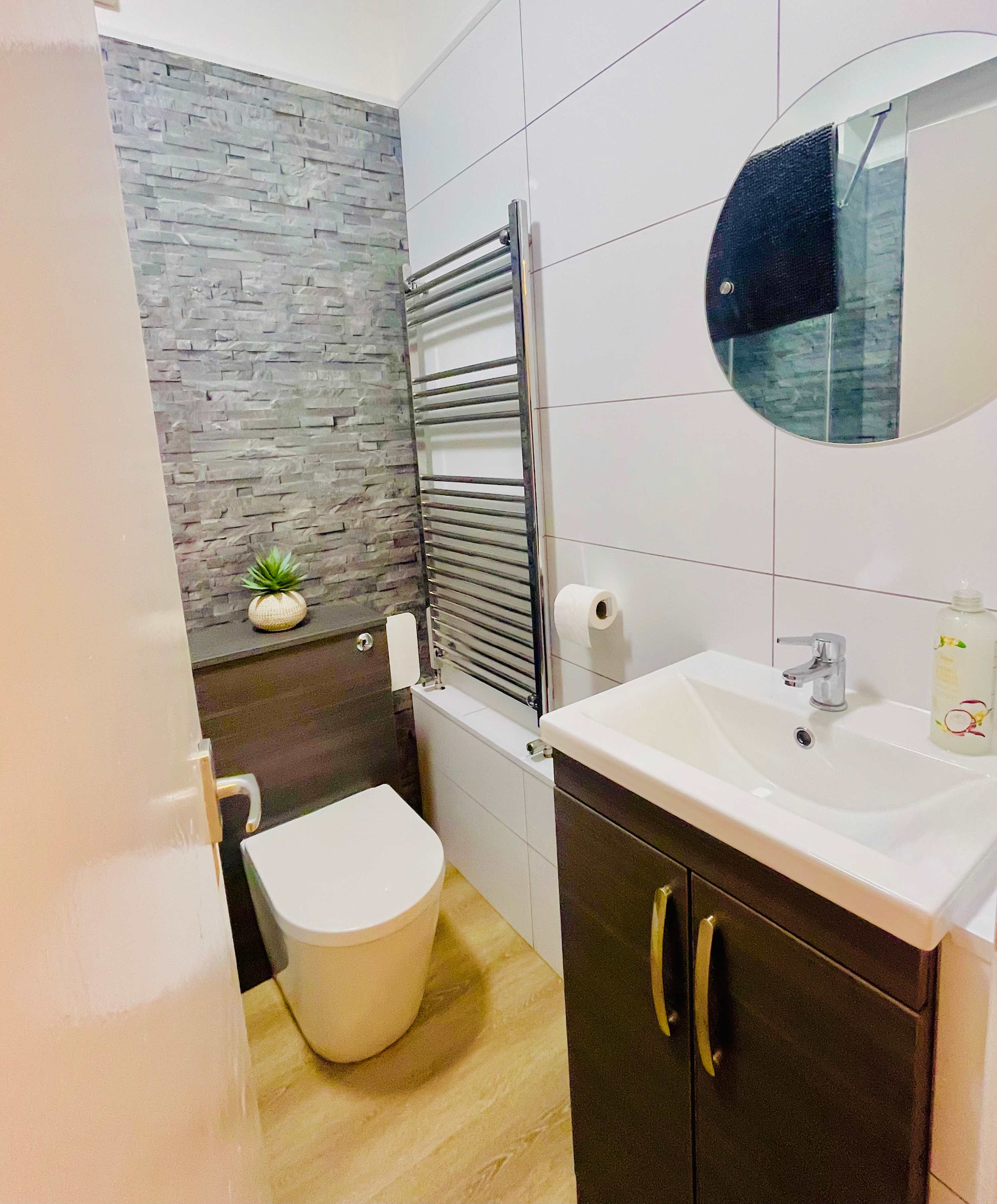 View Southsea Apartment: Close to Beach & Amenities in Palmerston Road 111 PO5 3PS Southsea Apartment: Close to Beach & Amenities in Palmerston Road 111 PO5 3PS - Property image 38 - VivreStays