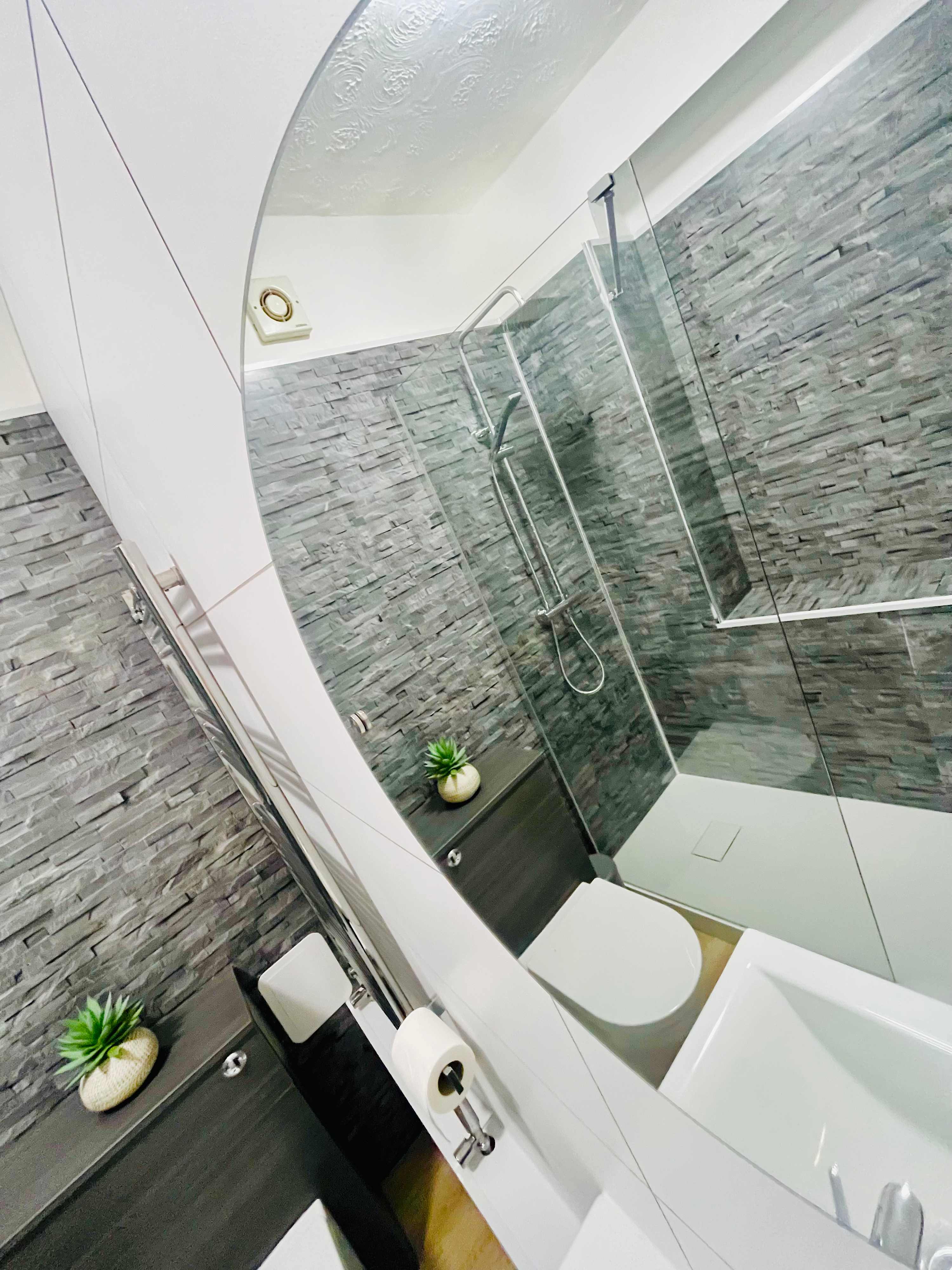 View Southsea Apartment: Close to Beach & Amenities in Palmerston Road 111 PO5 3PS Southsea Apartment: Close to Beach & Amenities in Palmerston Road 111 PO5 3PS - Property image 39 - VivreStays