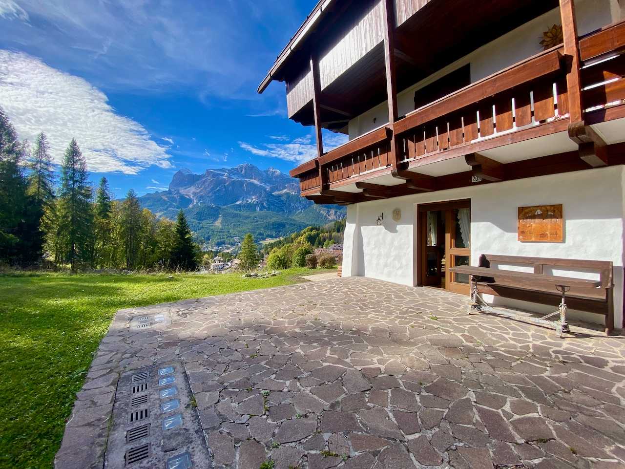 Charming ground floor flat with mountain views — Cortina d'Ampezzo, Veneto — vacation rental