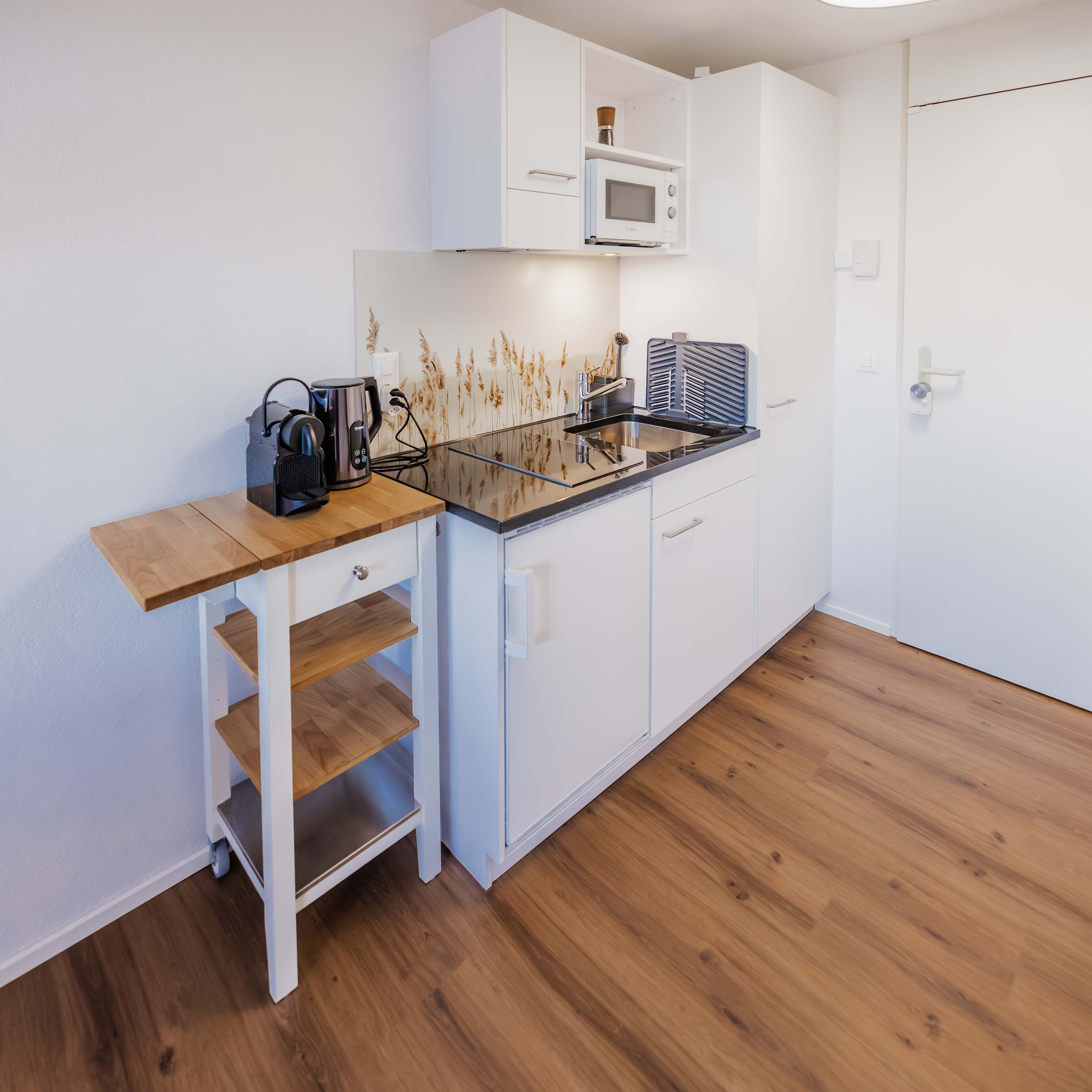 Surfers Studio | Lake View & Pool