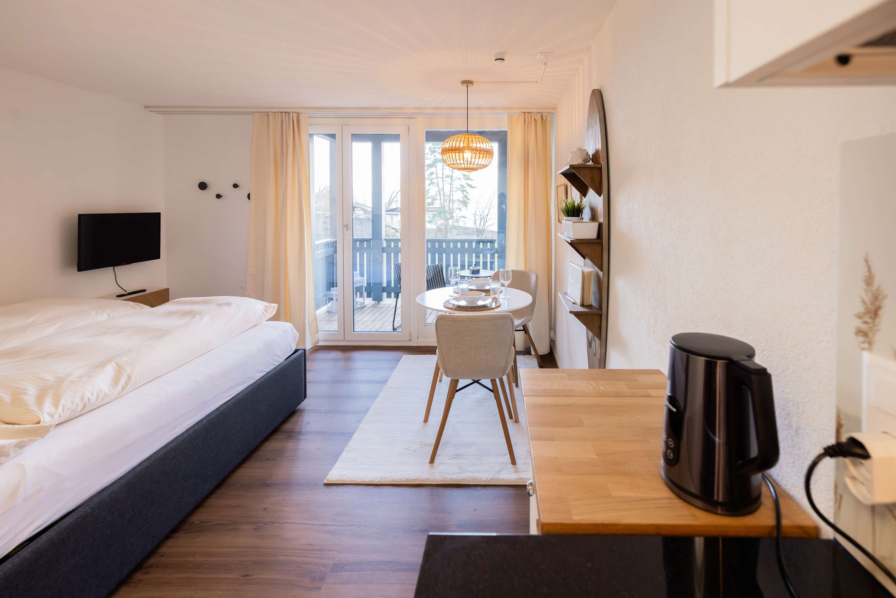 Surfers Studio | Lake View & Pool