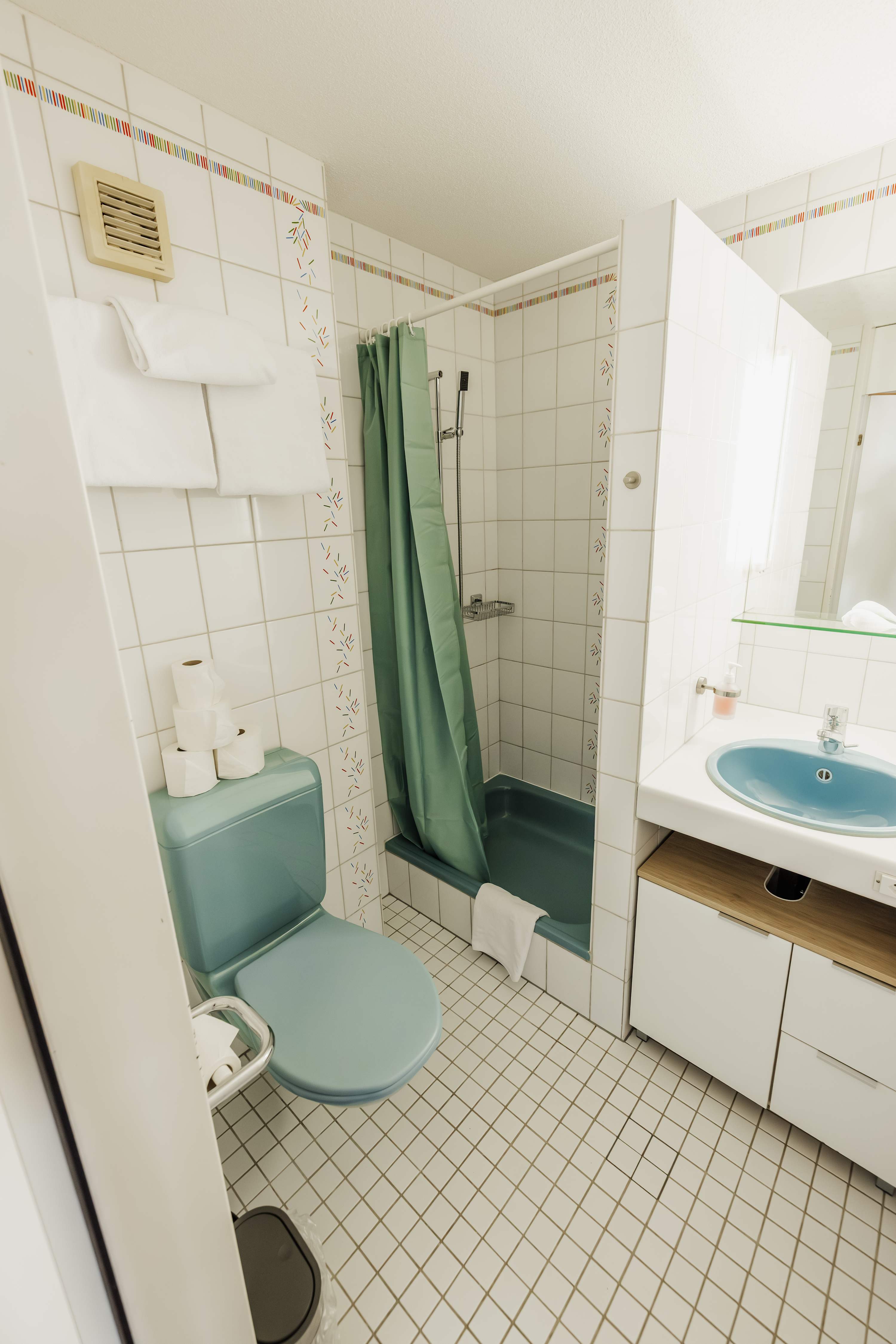 Surfers Studio | Lake View & Pool