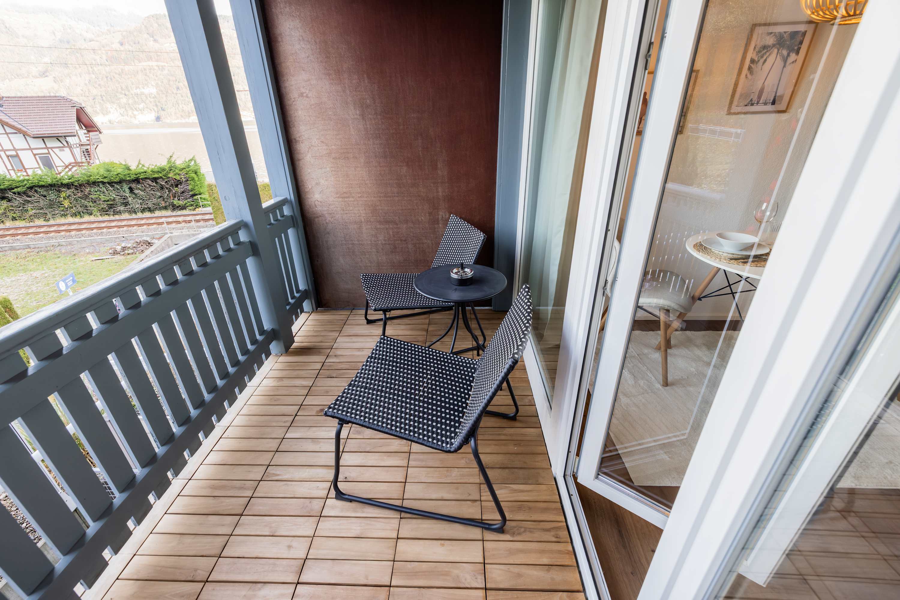 Surfers Studio | Lake View & Pool