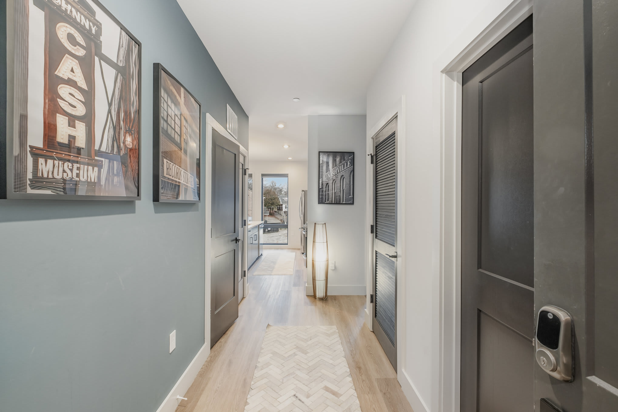 Modern West End Condo for 6, Shared Pool & Gym! 6