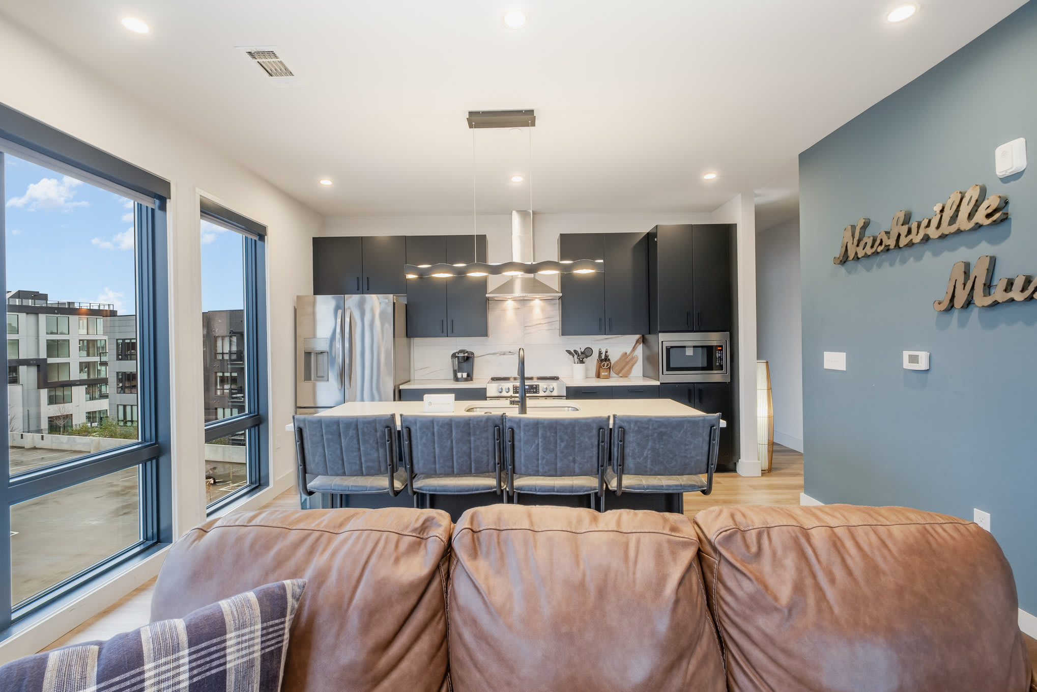 Modern West End Condo for 6, Shared Pool & Gym! 8