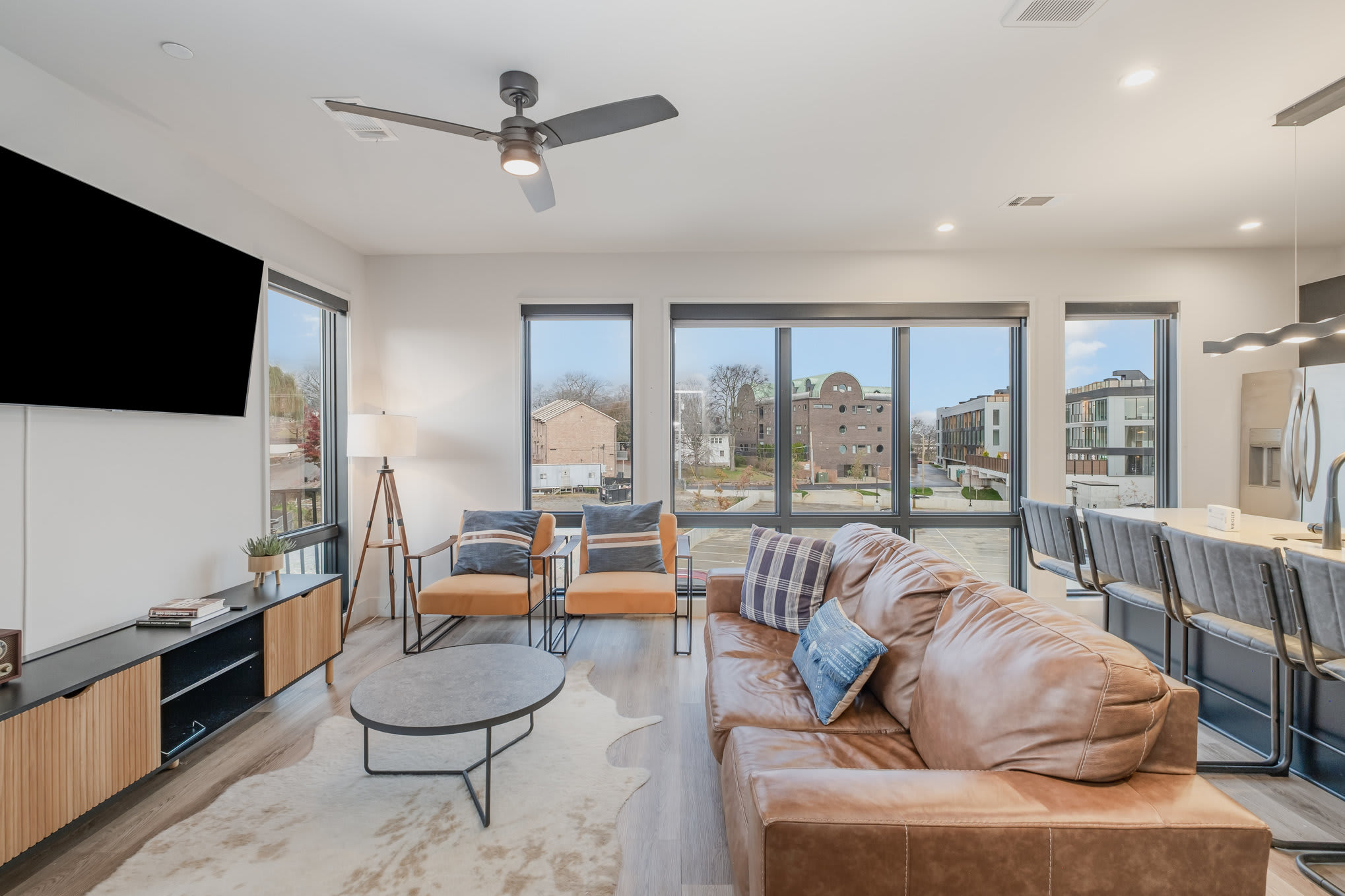 Modern West End Condo for 6, Shared Pool & Gym! 7