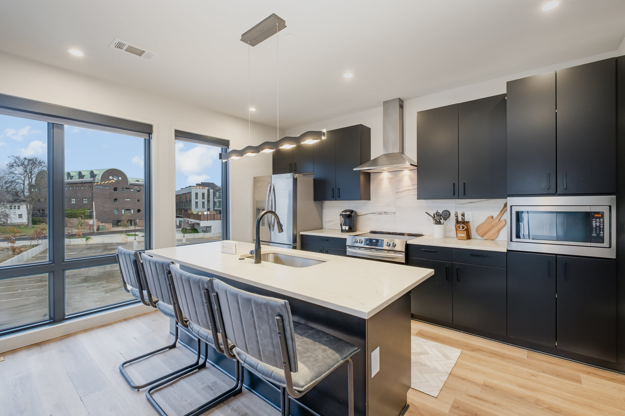 Modern West End Condo for 6, Shared Pool & Gym! 2