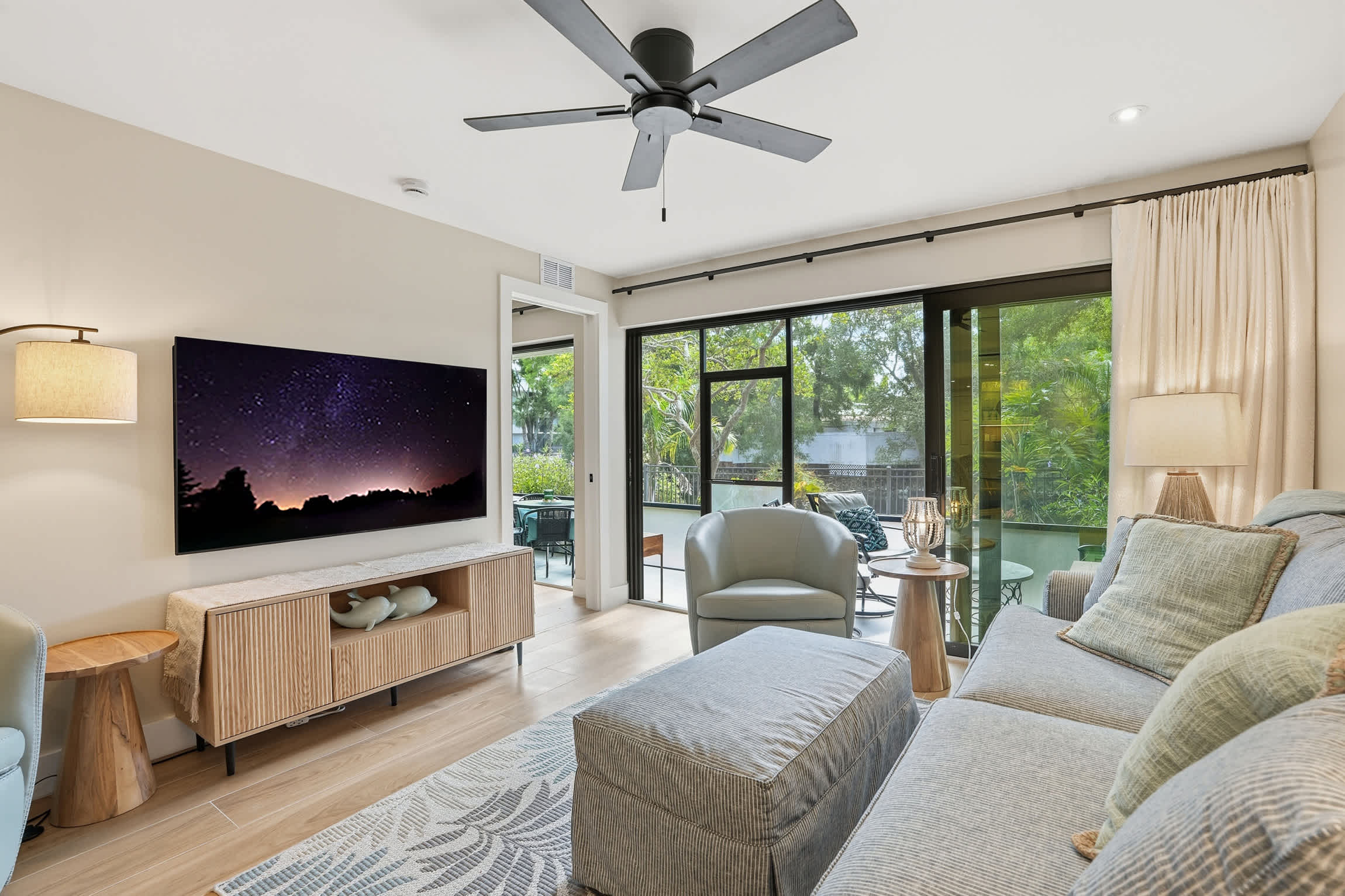 J 156 Updated Designer Furnished With Lake Views | Photo 9