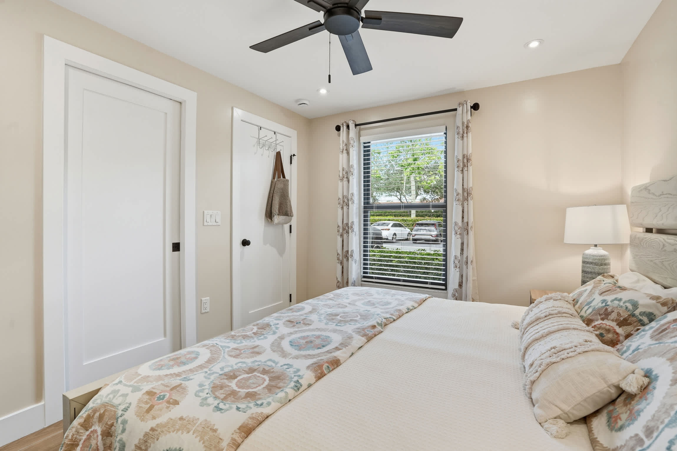 J 156 Updated Designer Furnished With Lake Views | Photo 4