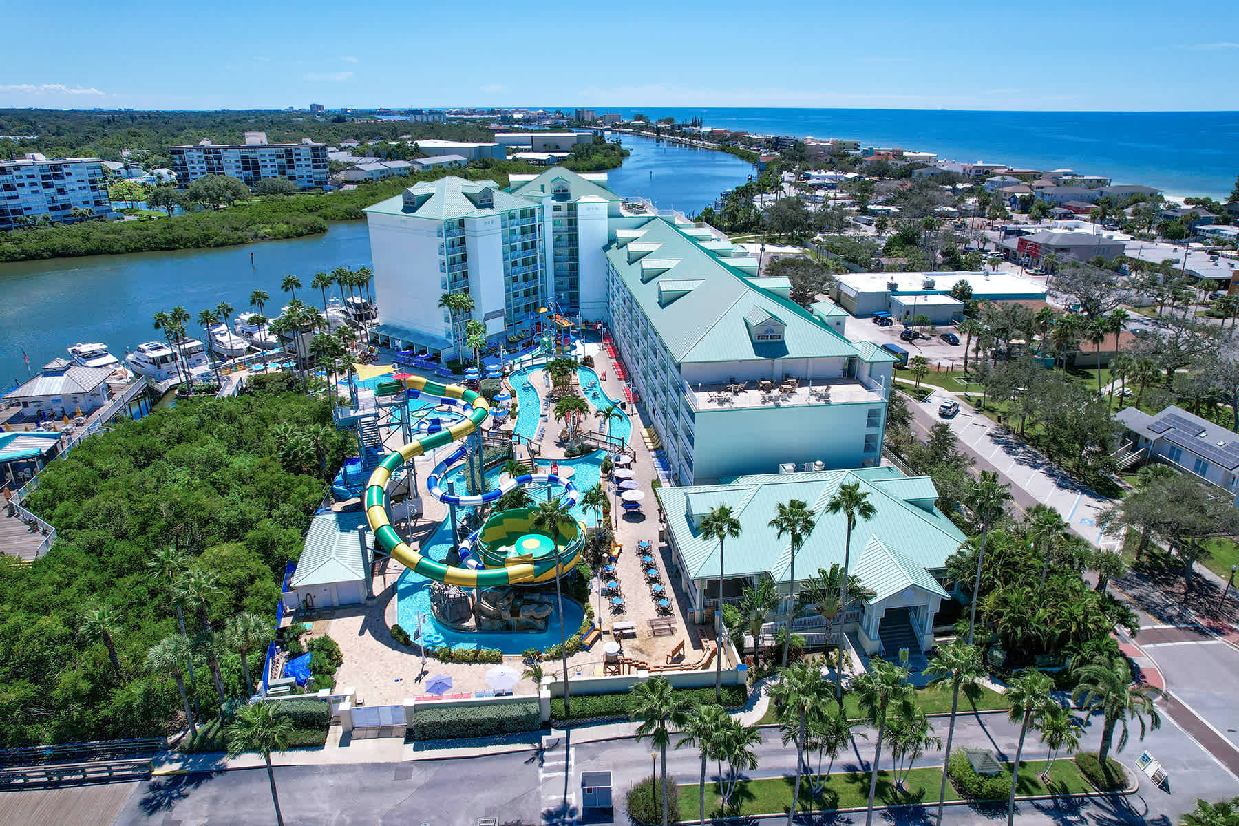 Stylish snowbird friendly condo near the beach with AC and WD dog friendly — Indian Rocks Beach, FL — vacation rental