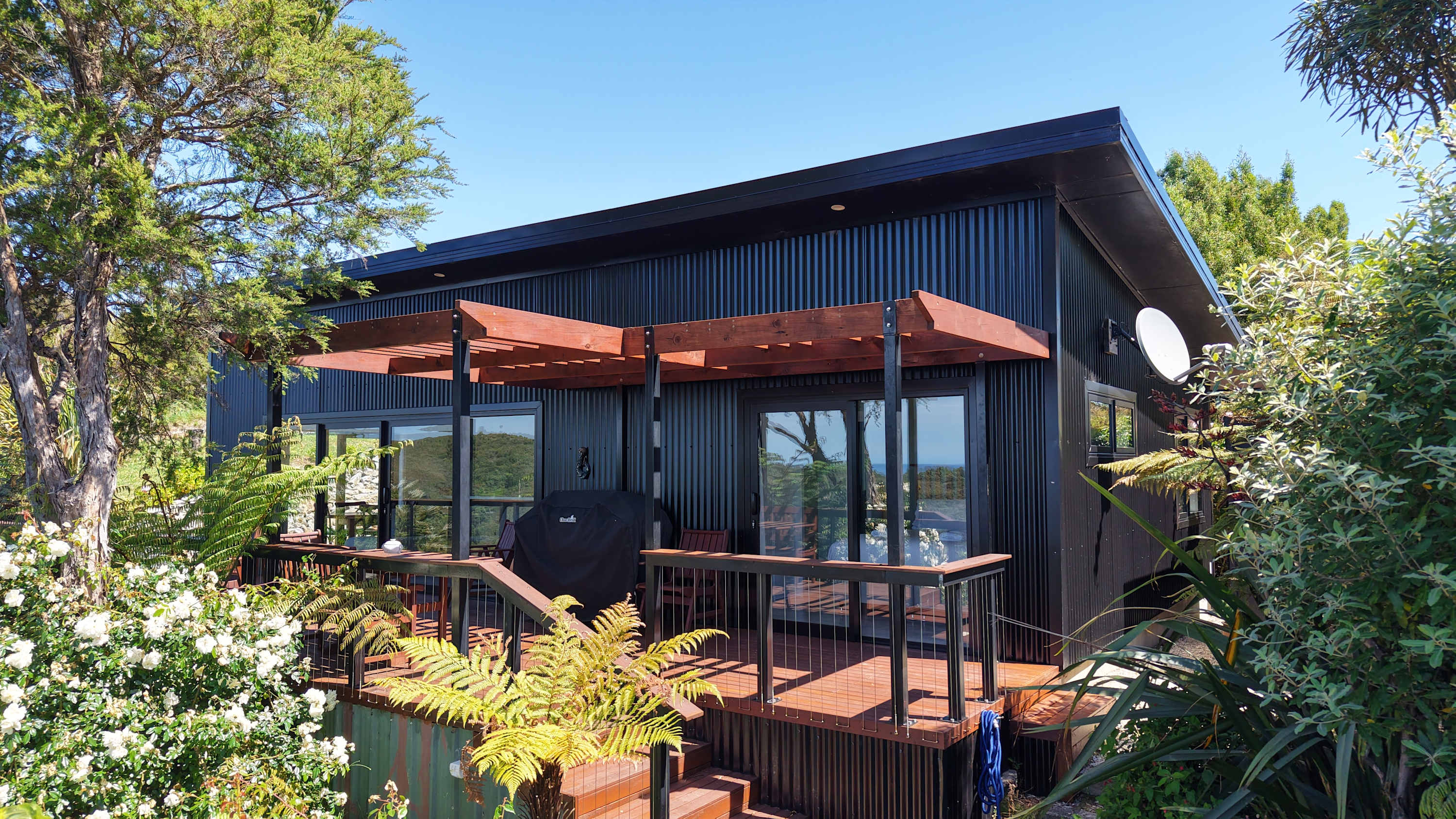 Golden Bay Heights - Luxury Accommodation