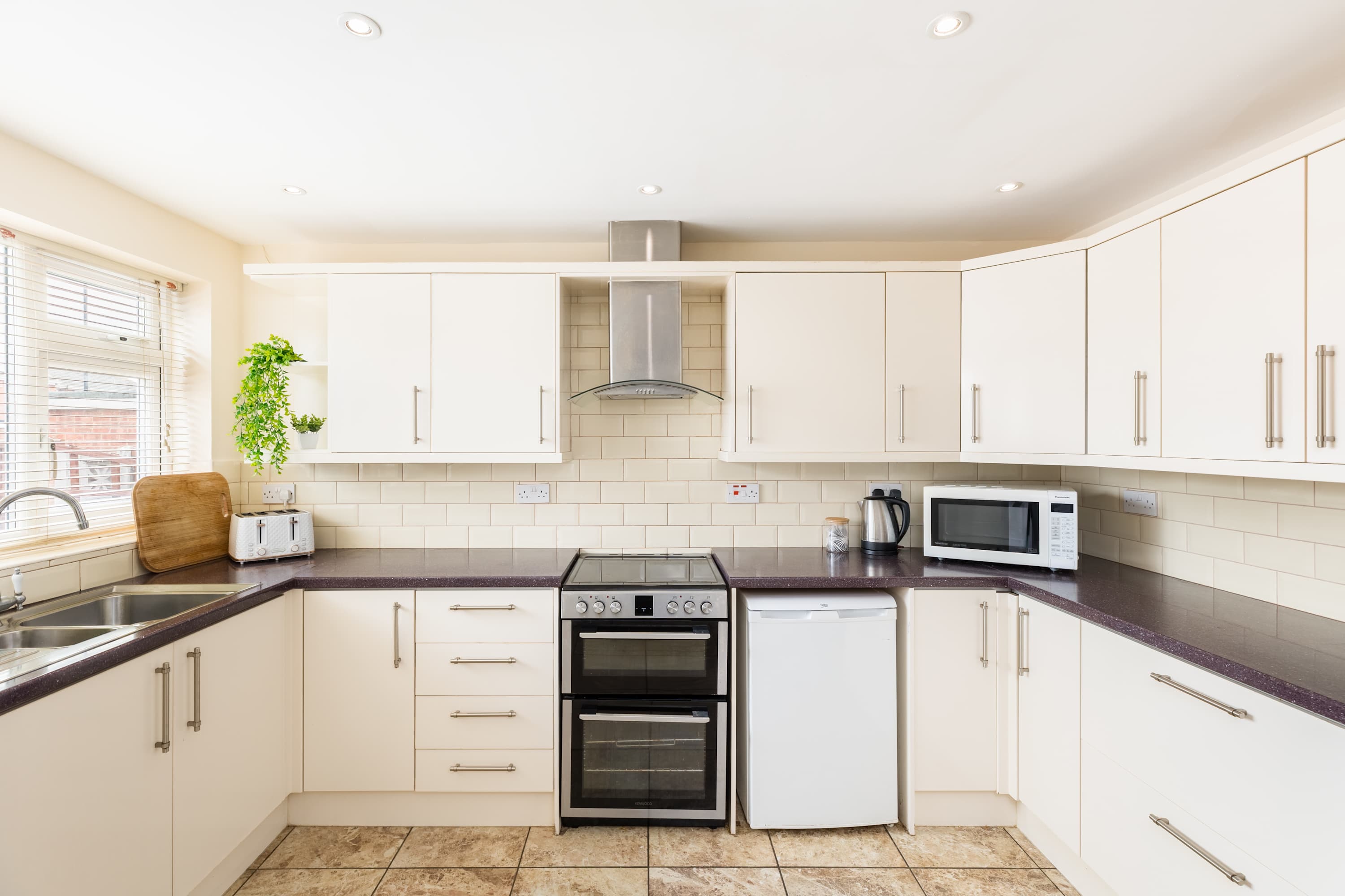 View 4 Bed Coventry Home • Near Uni Hospital • Parking in 28 Manfield Avenue CV2 2HN 4 Bed Coventry Home • Near Uni Hospital • Parking in 28 Manfield Avenue CV2 2HN - Property image 6 - VivreStays