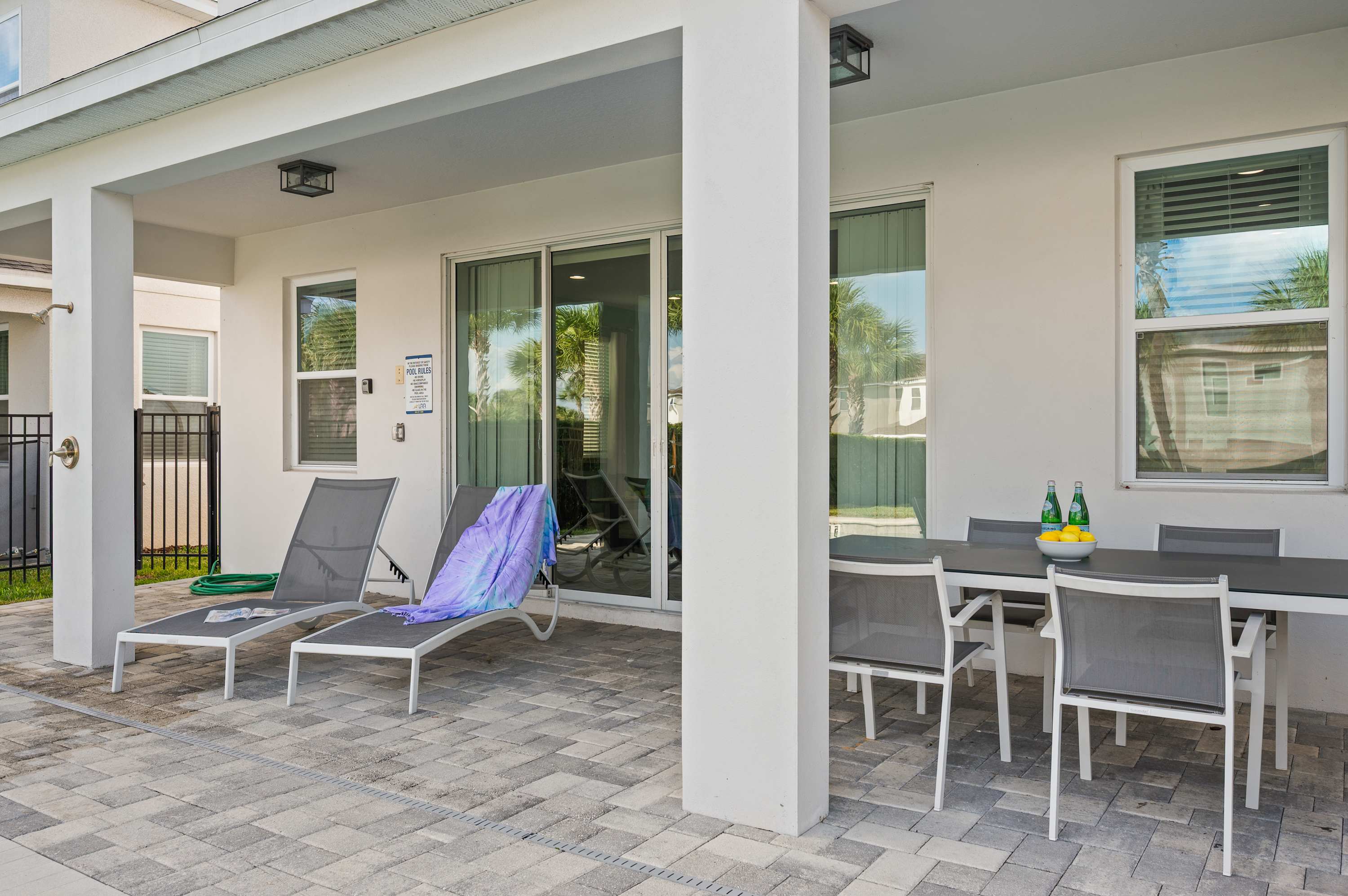 Townhouse w/ covered patio & full kitchen)