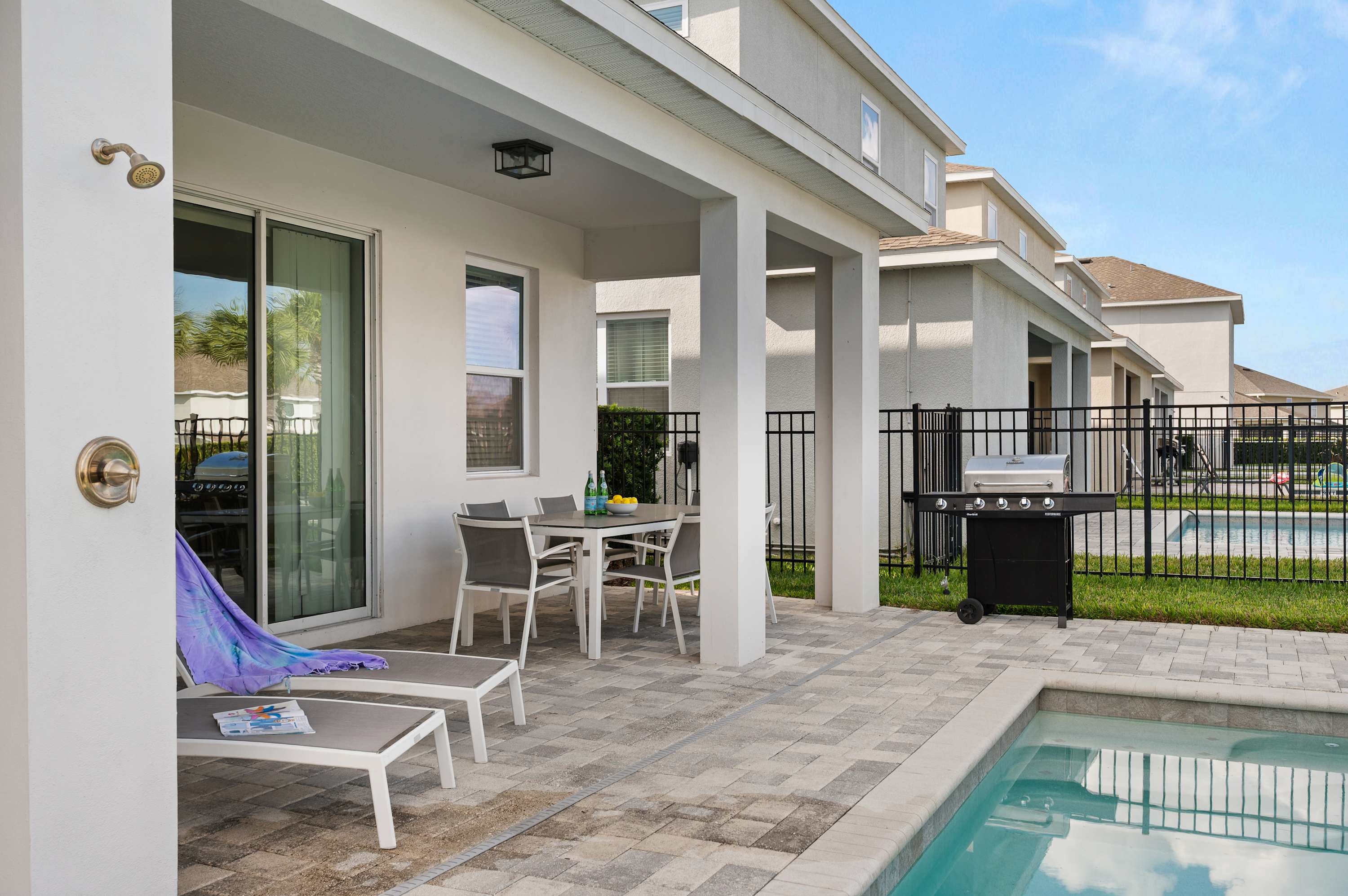 Townhouse w/ covered patio & full kitchen)