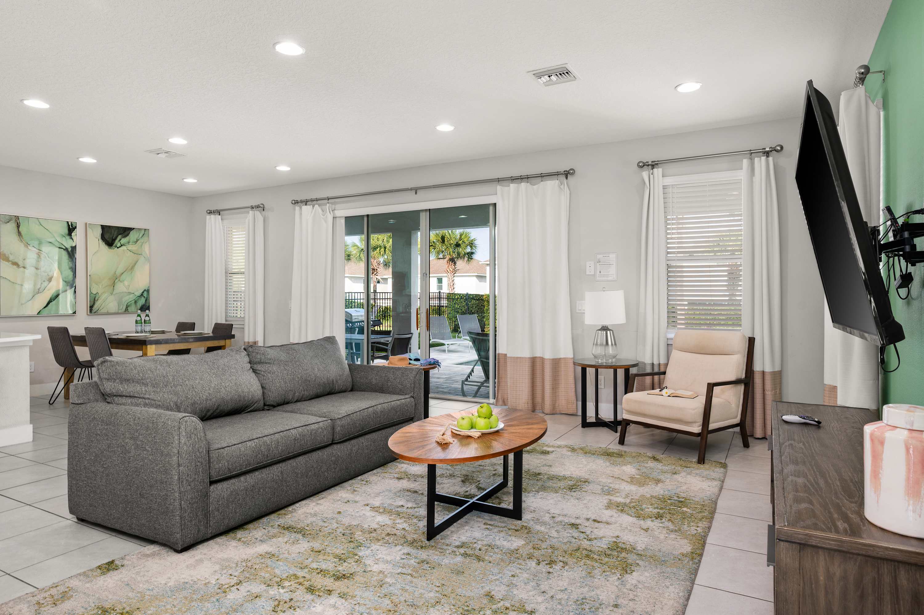 Townhouse w/ covered patio & full kitchen)