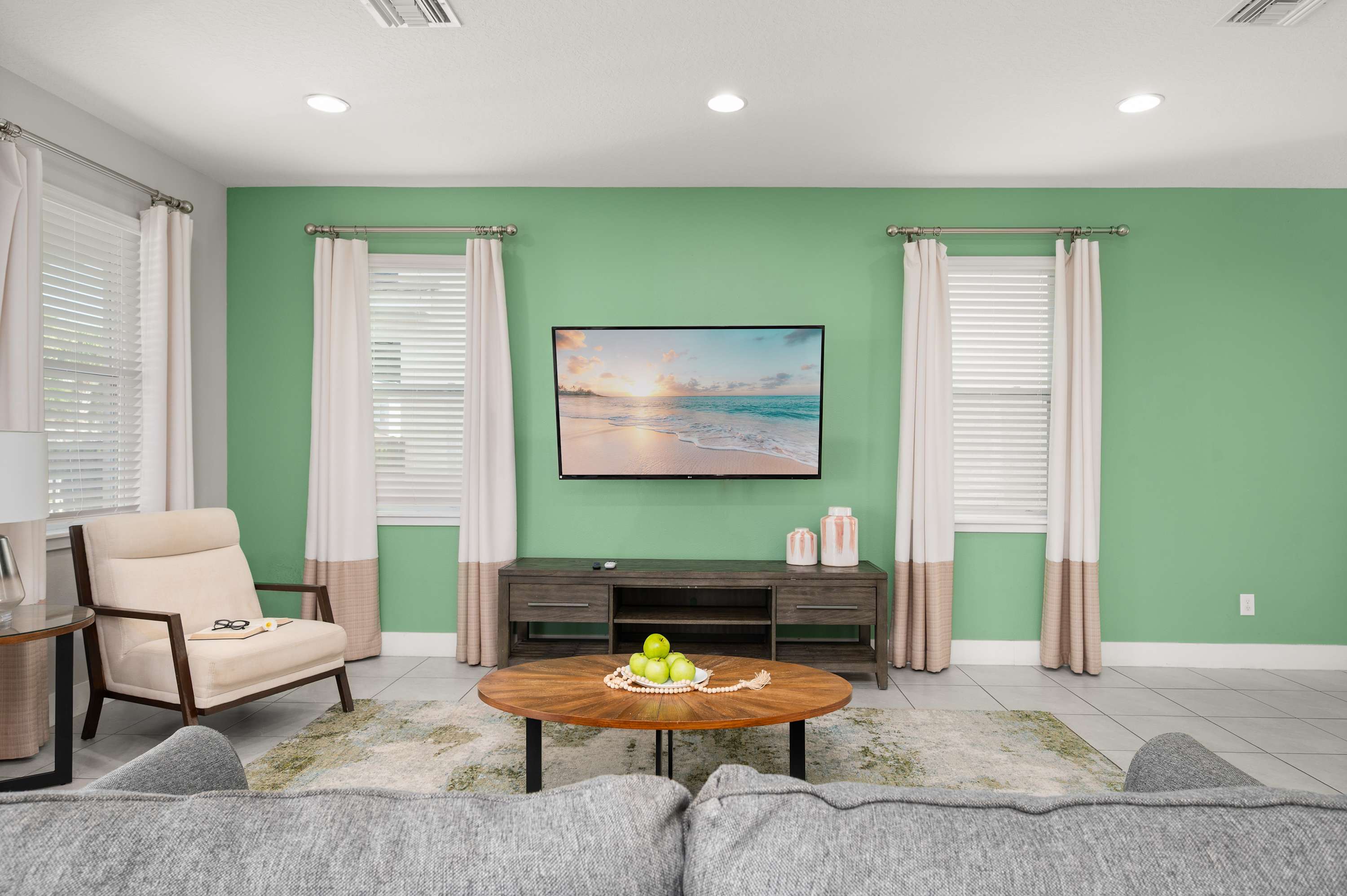 Townhouse w/ covered patio & full kitchen)