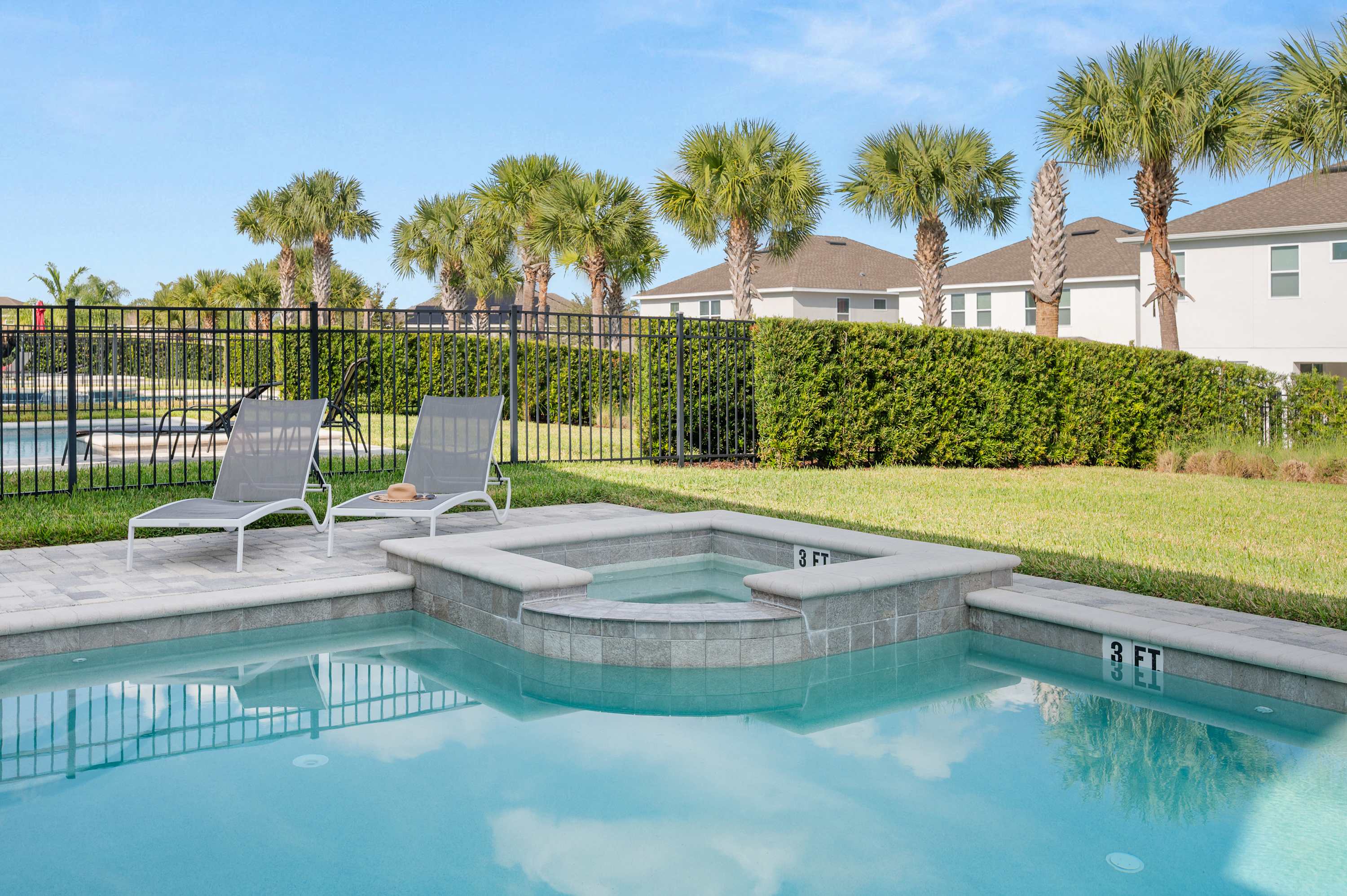 Townhouse w/ covered patio & full kitchen)