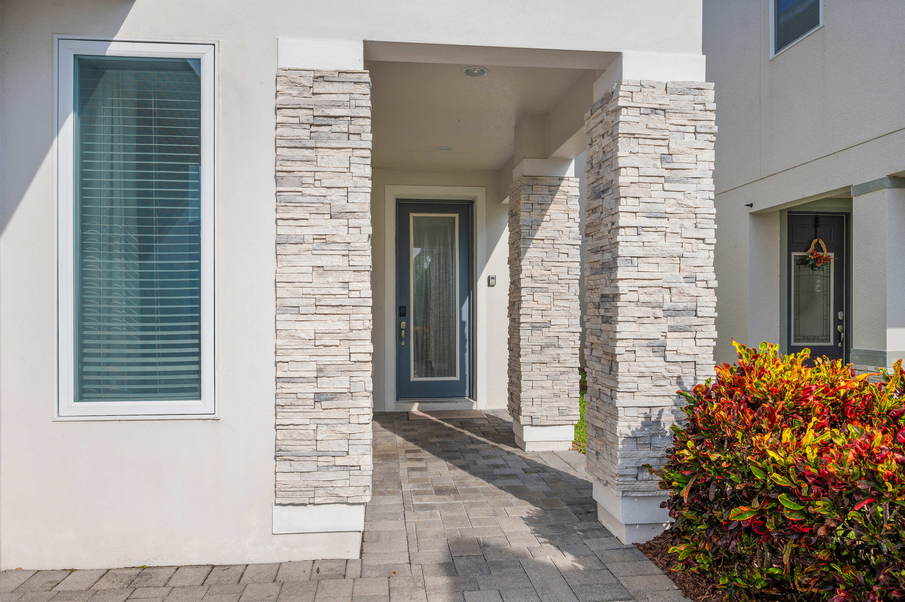 Townhouse w/ covered patio & full kitchen)