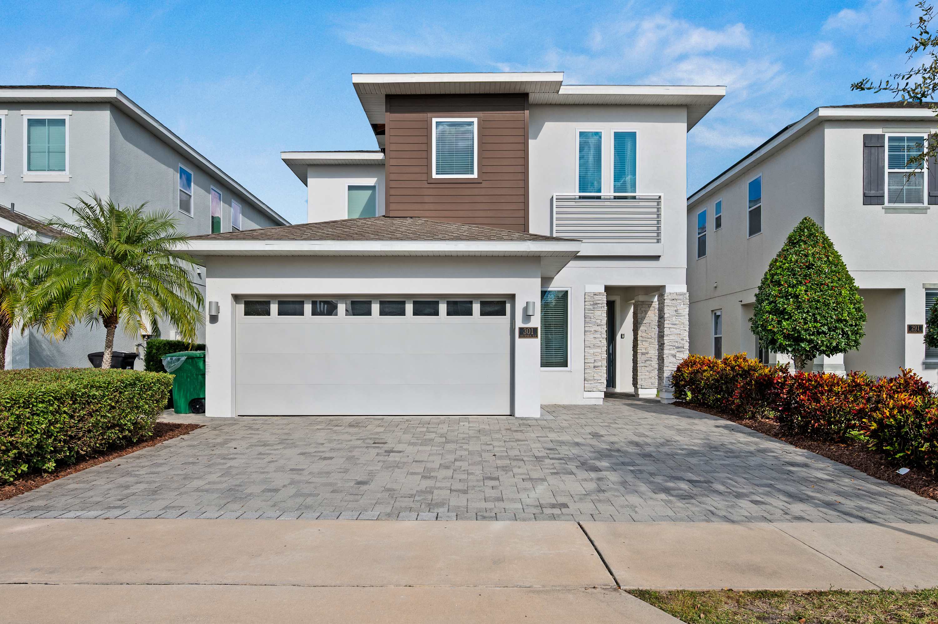 Townhouse w/ covered patio & full kitchen)