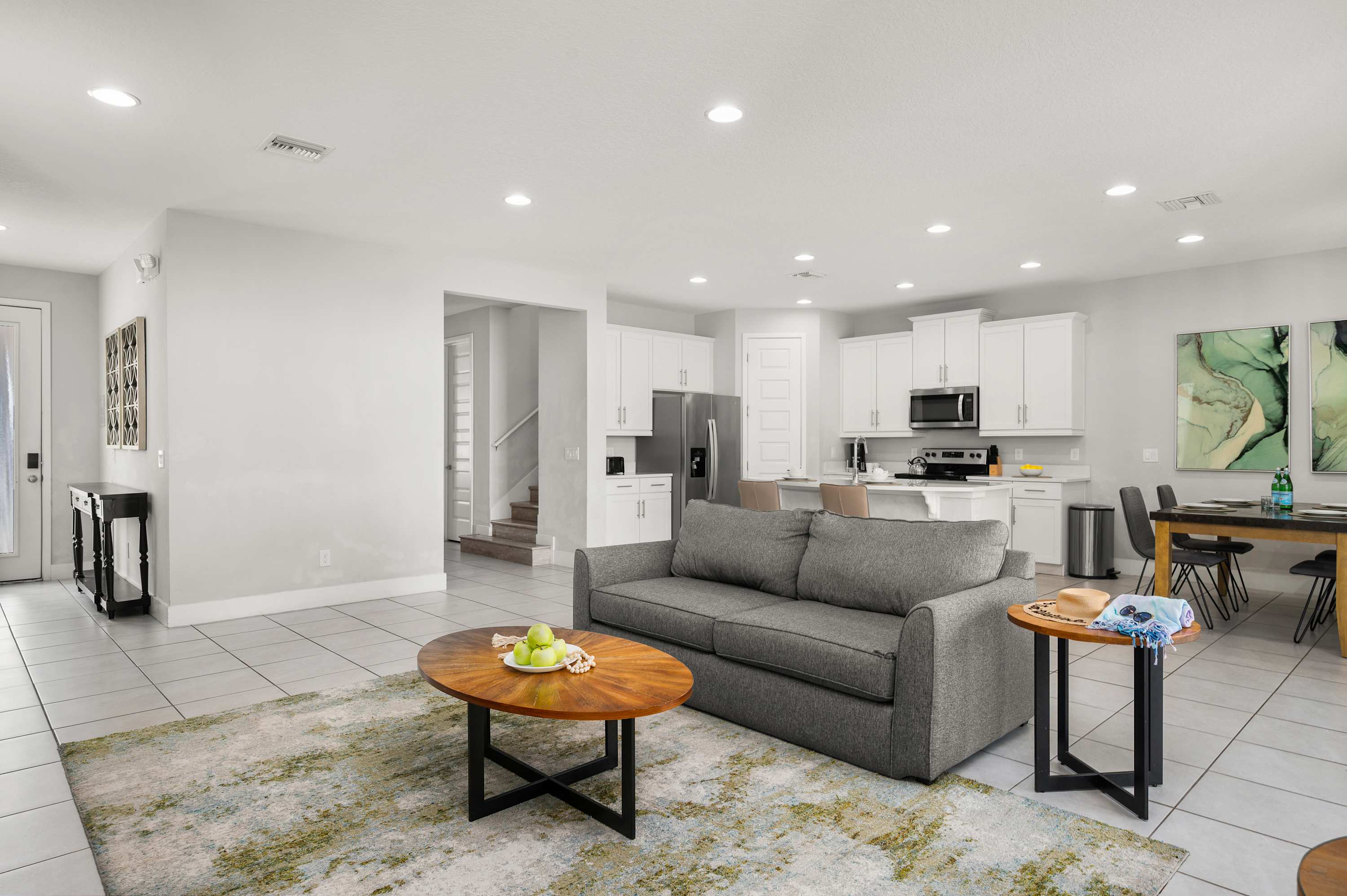 Townhouse w/ covered patio & full kitchen)