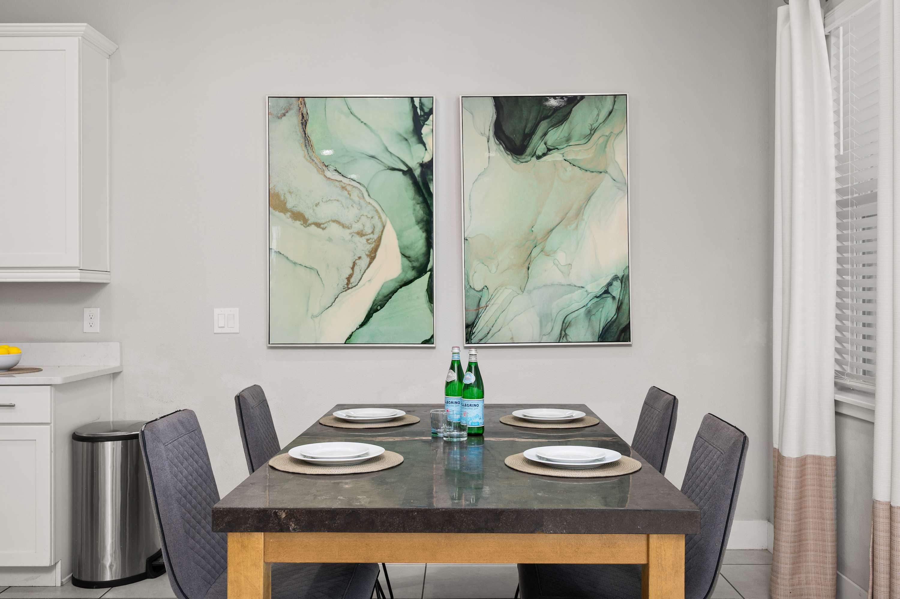 Townhouse w/ covered patio & full kitchen)