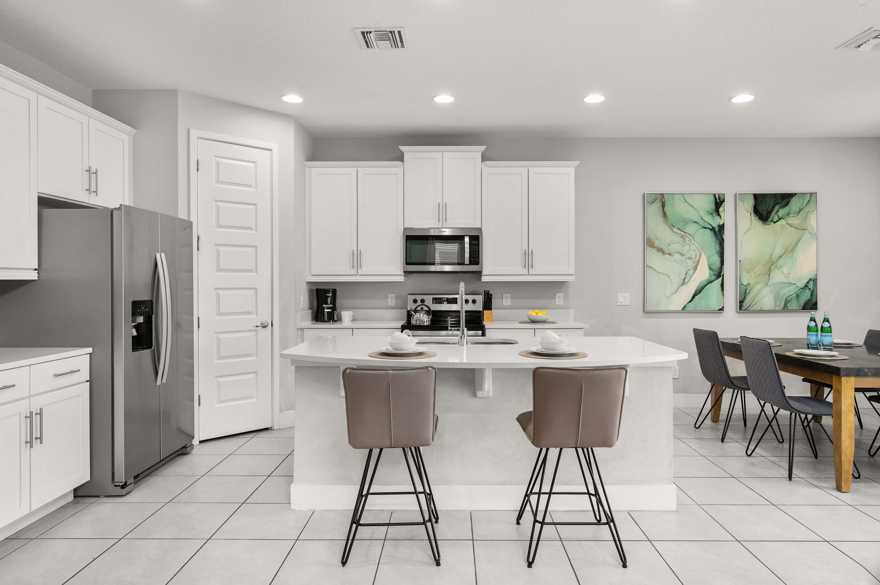 Townhouse w/ covered patio & full kitchen)