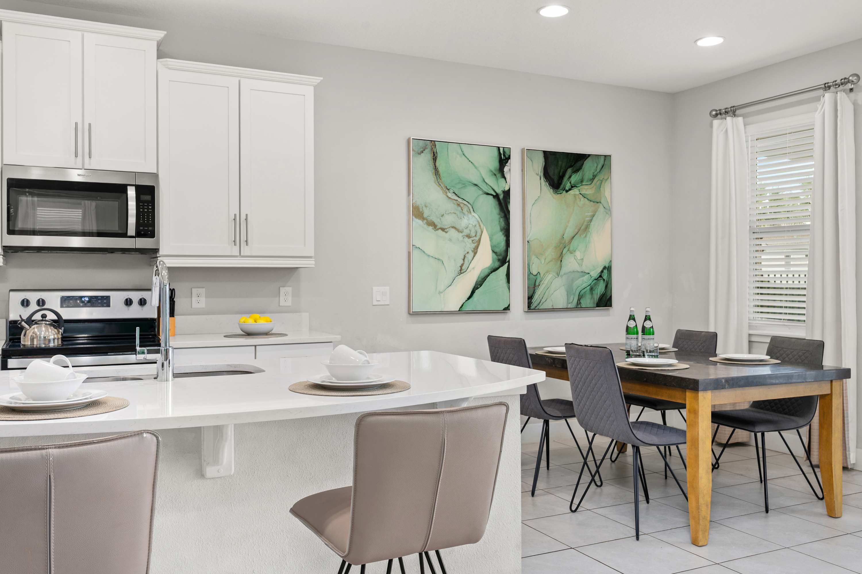 Townhouse w/ covered patio & full kitchen)