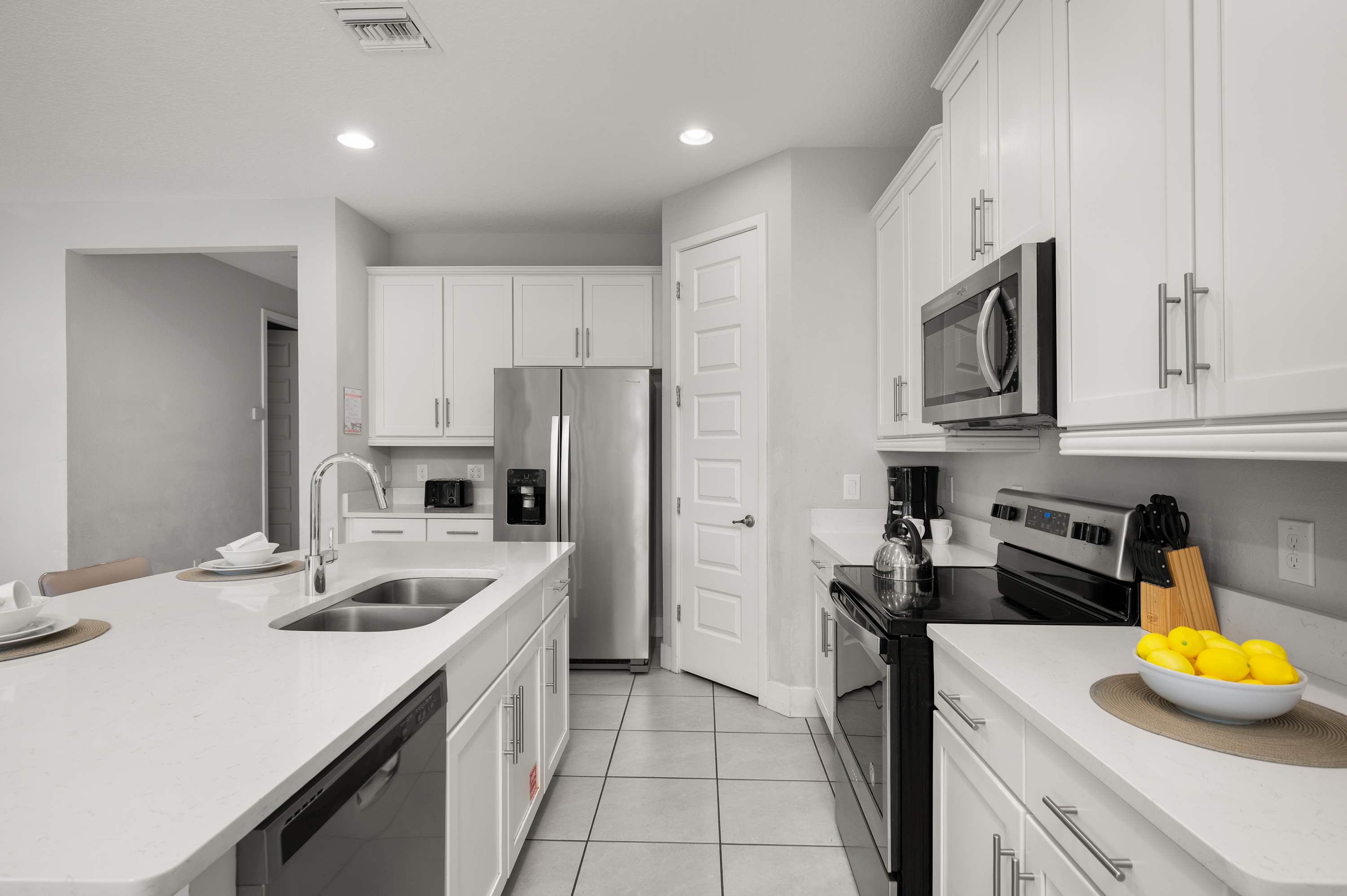 Townhouse w/ covered patio & full kitchen)