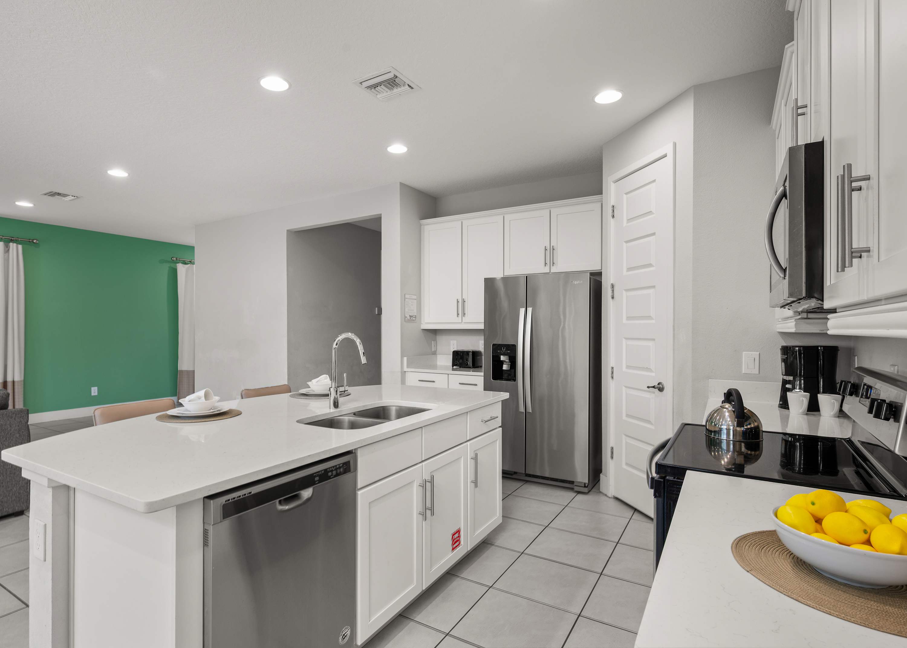 Townhouse w/ covered patio & full kitchen)