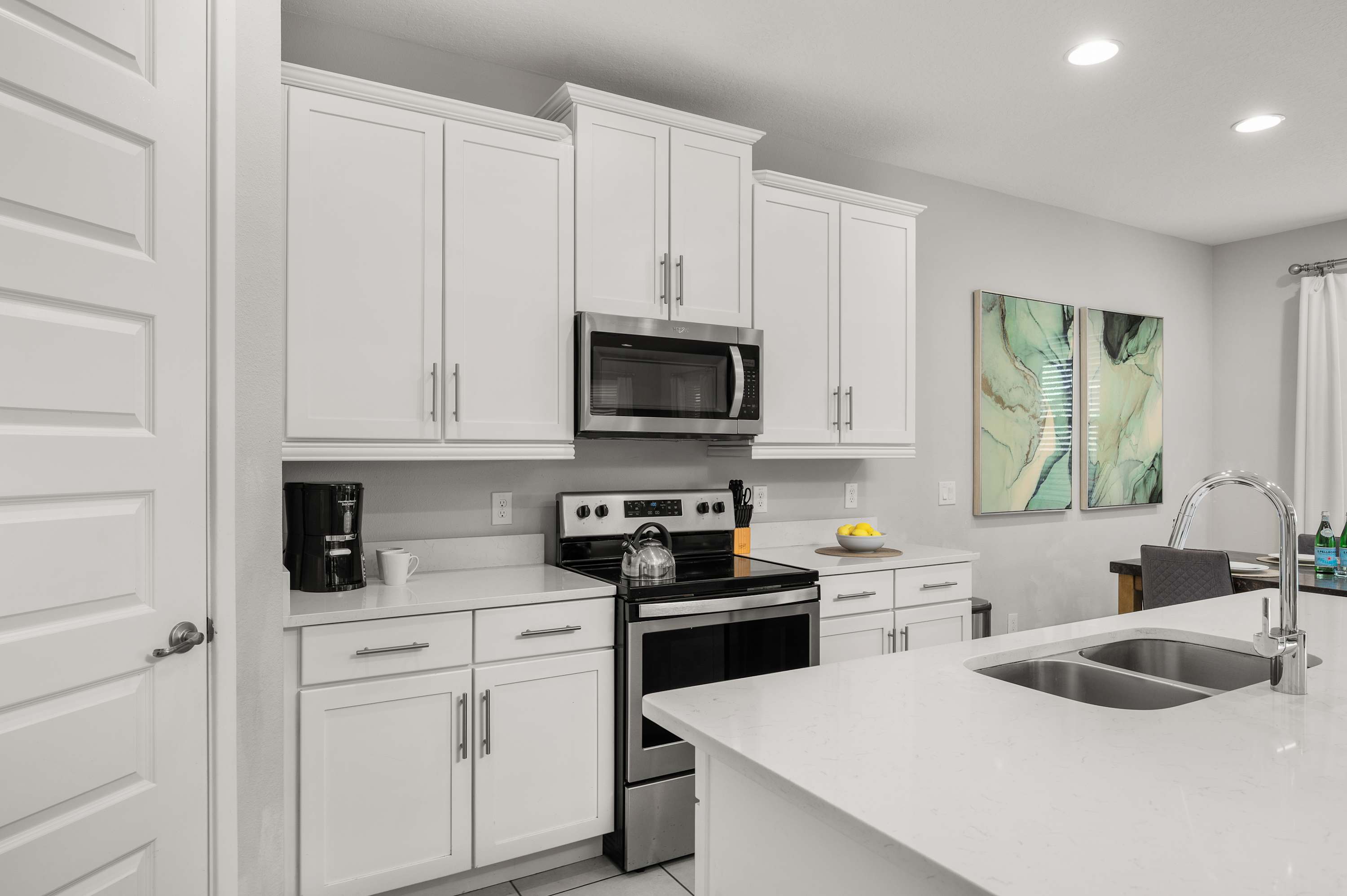 Townhouse w/ covered patio & full kitchen)