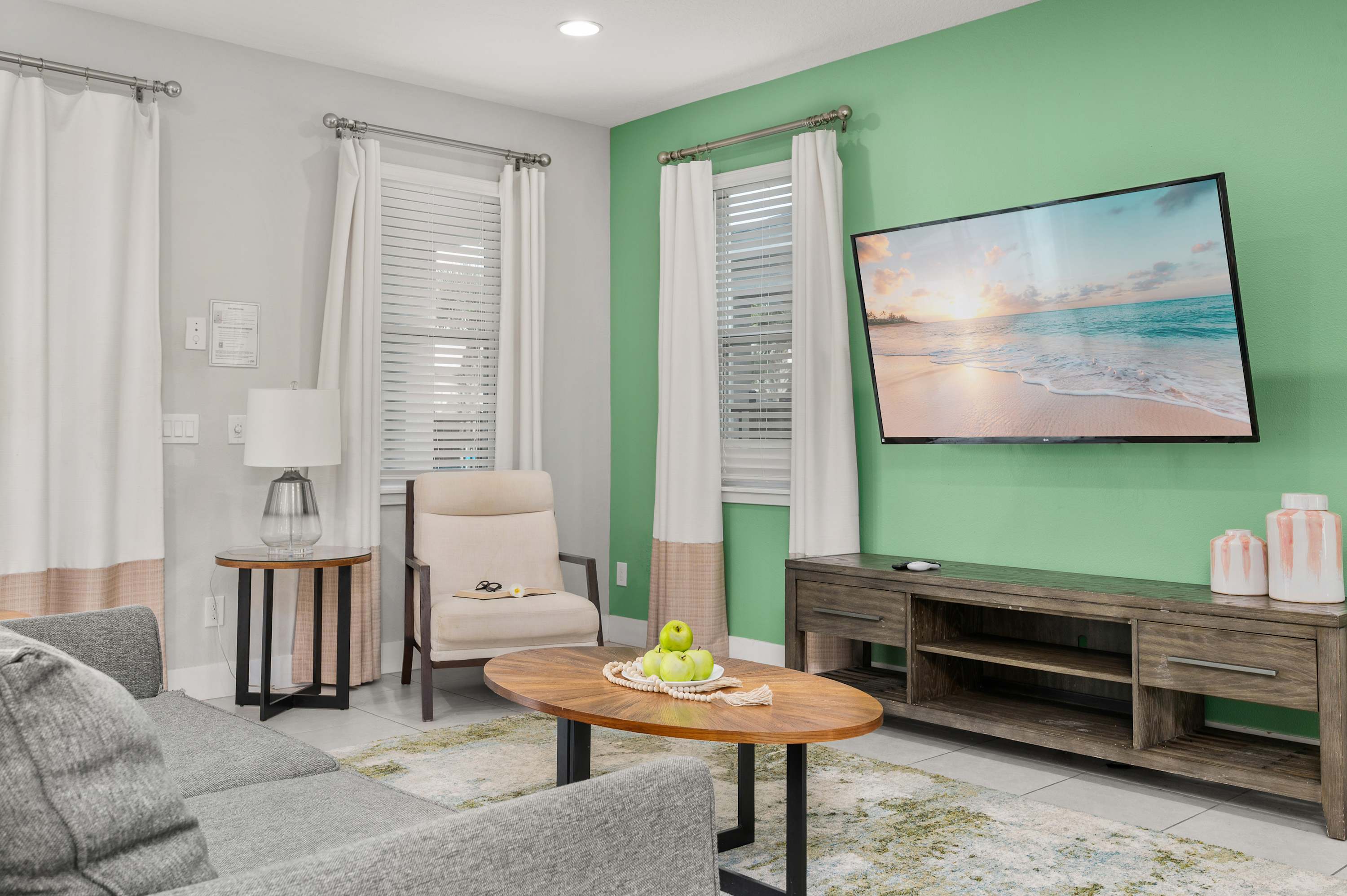 Townhouse w/ covered patio & full kitchen)