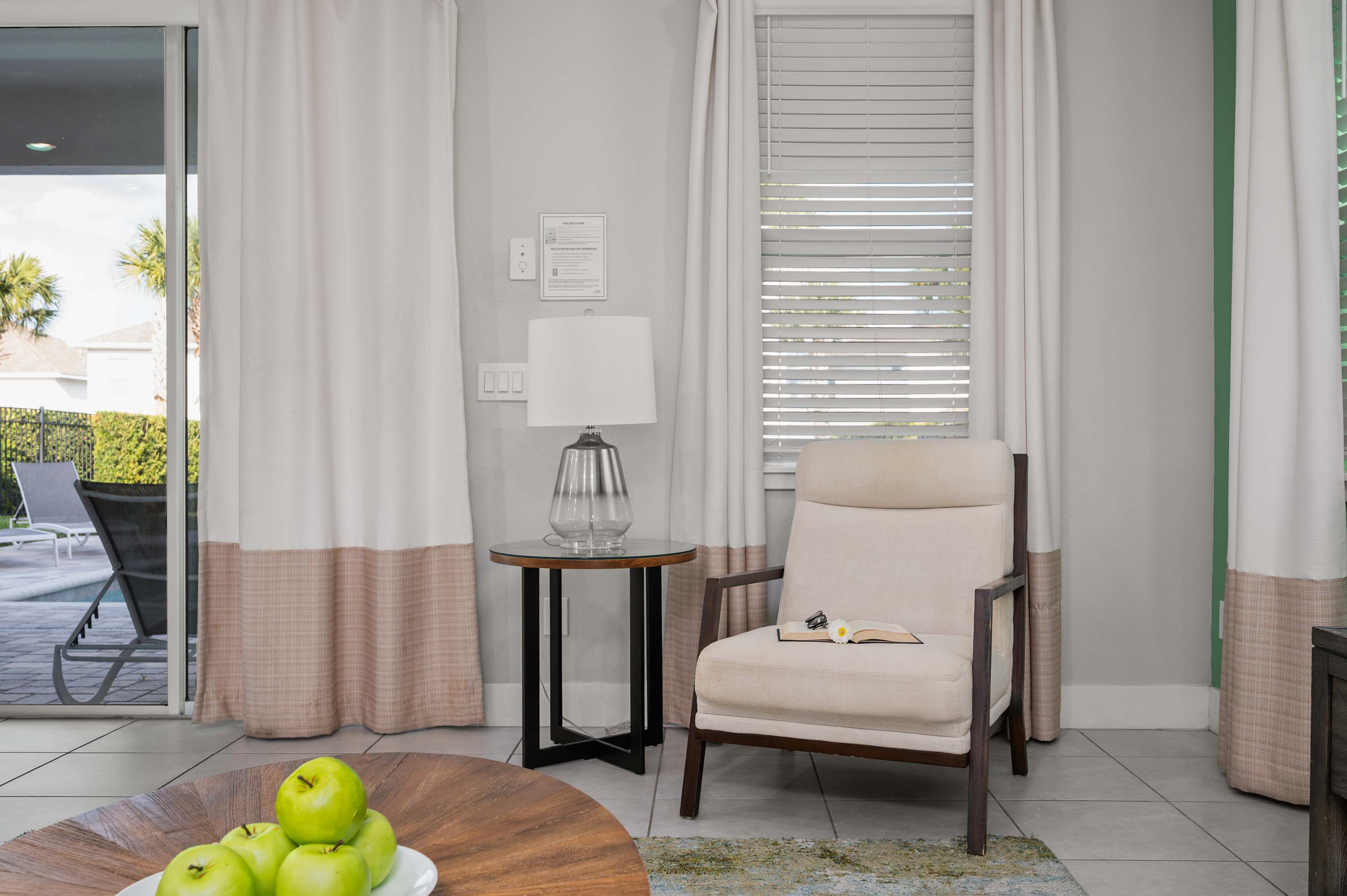 Townhouse w/ covered patio & full kitchen)