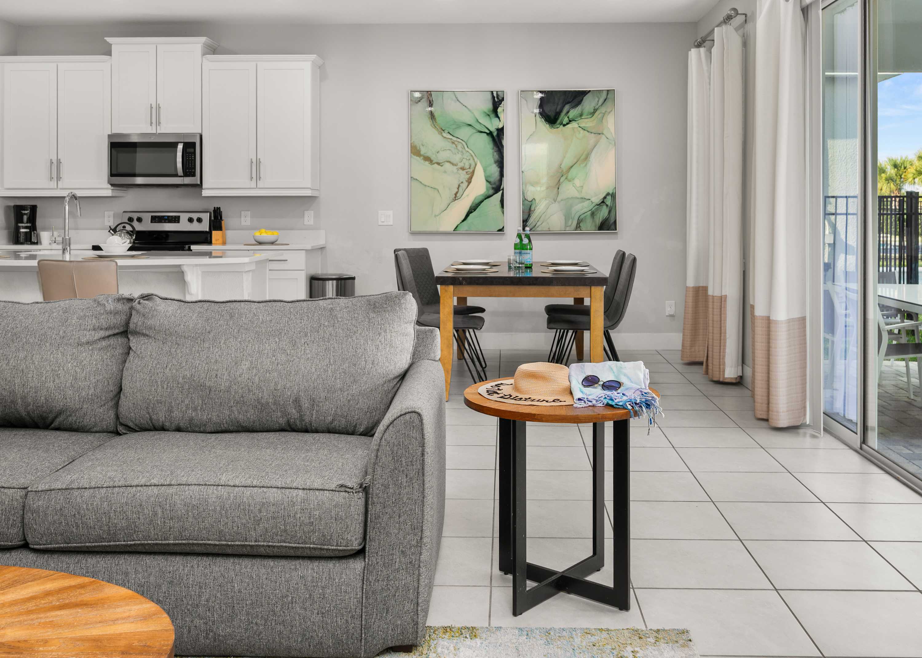 Townhouse w/ covered patio & full kitchen)