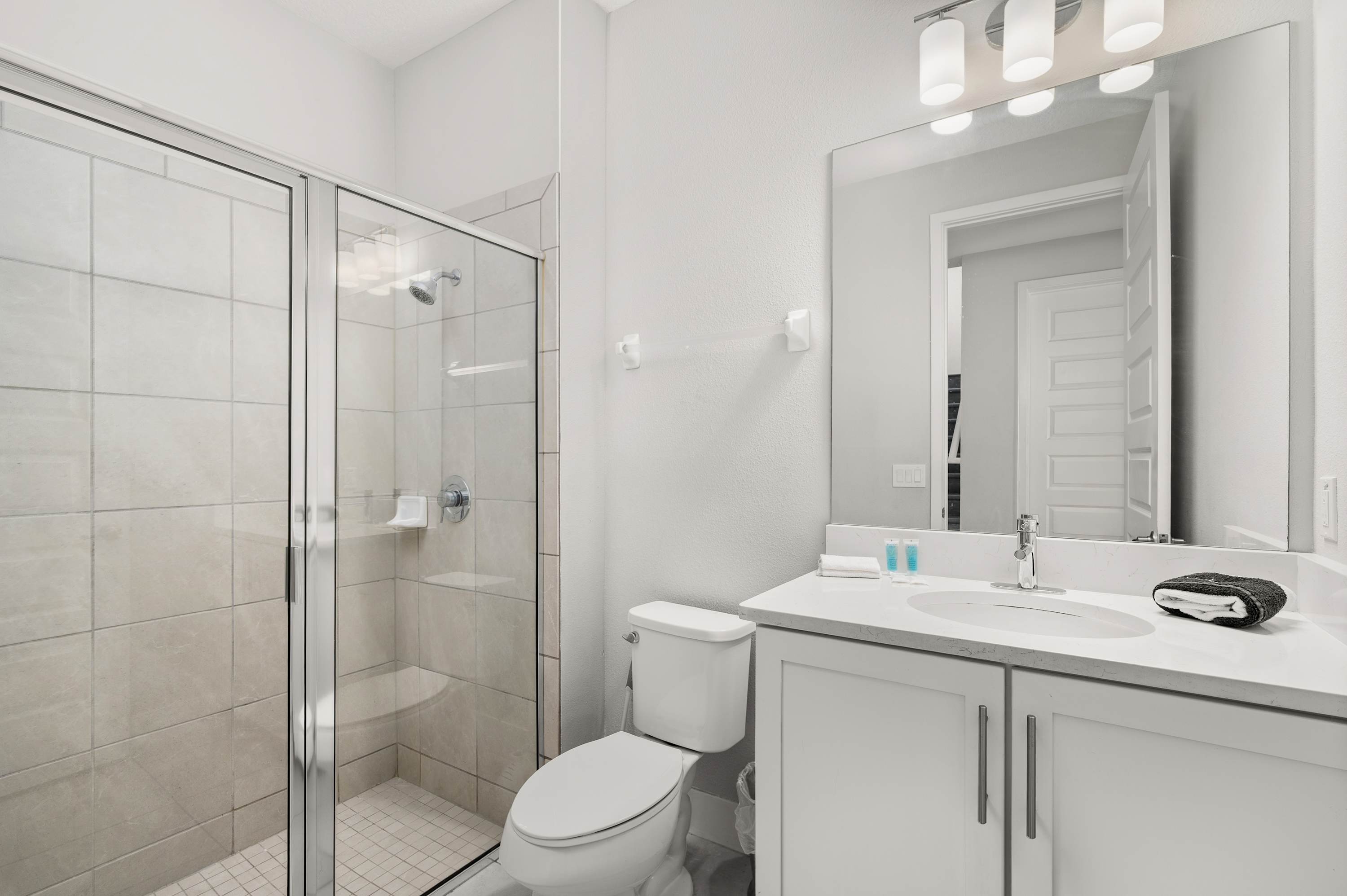 Townhouse w/ covered patio & full kitchen)